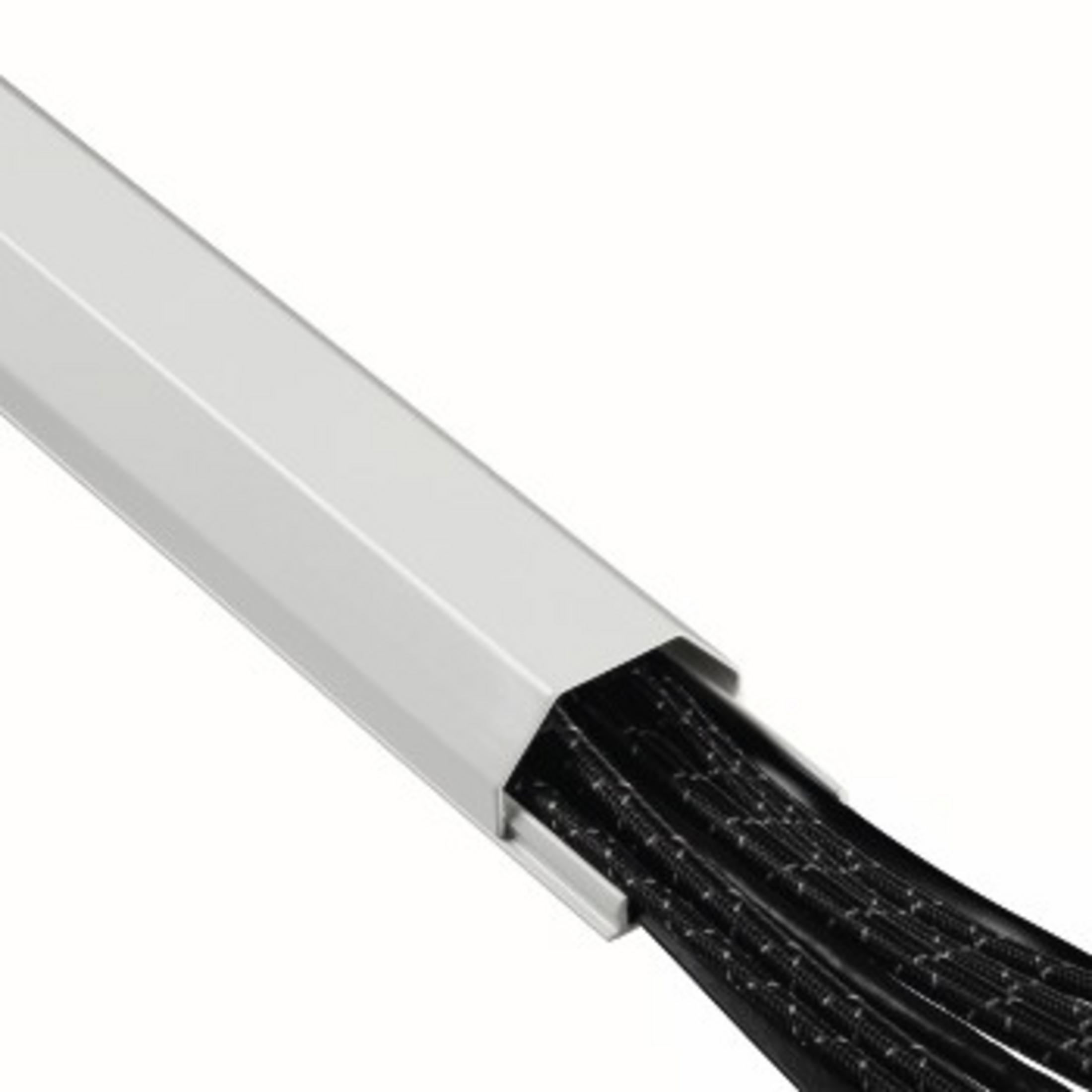 Eine weiße Kabelabdeckung hält mehrere schwarze Kabel. Die Kabel sind sichtbar.