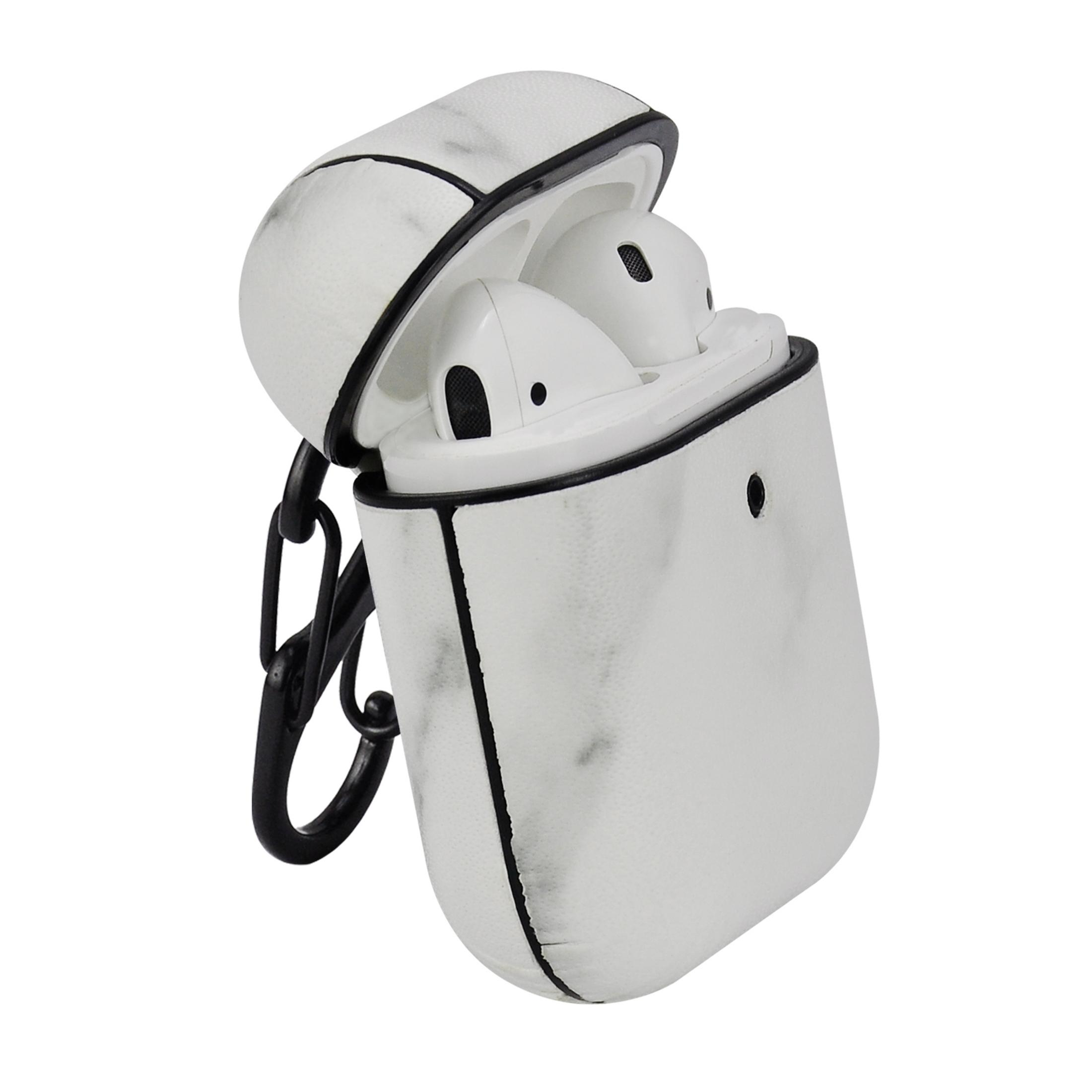 Weißes AirPods-Case mit Marmormuster, geöffnet mit Ohrhörern und schwarzem Karabiner.