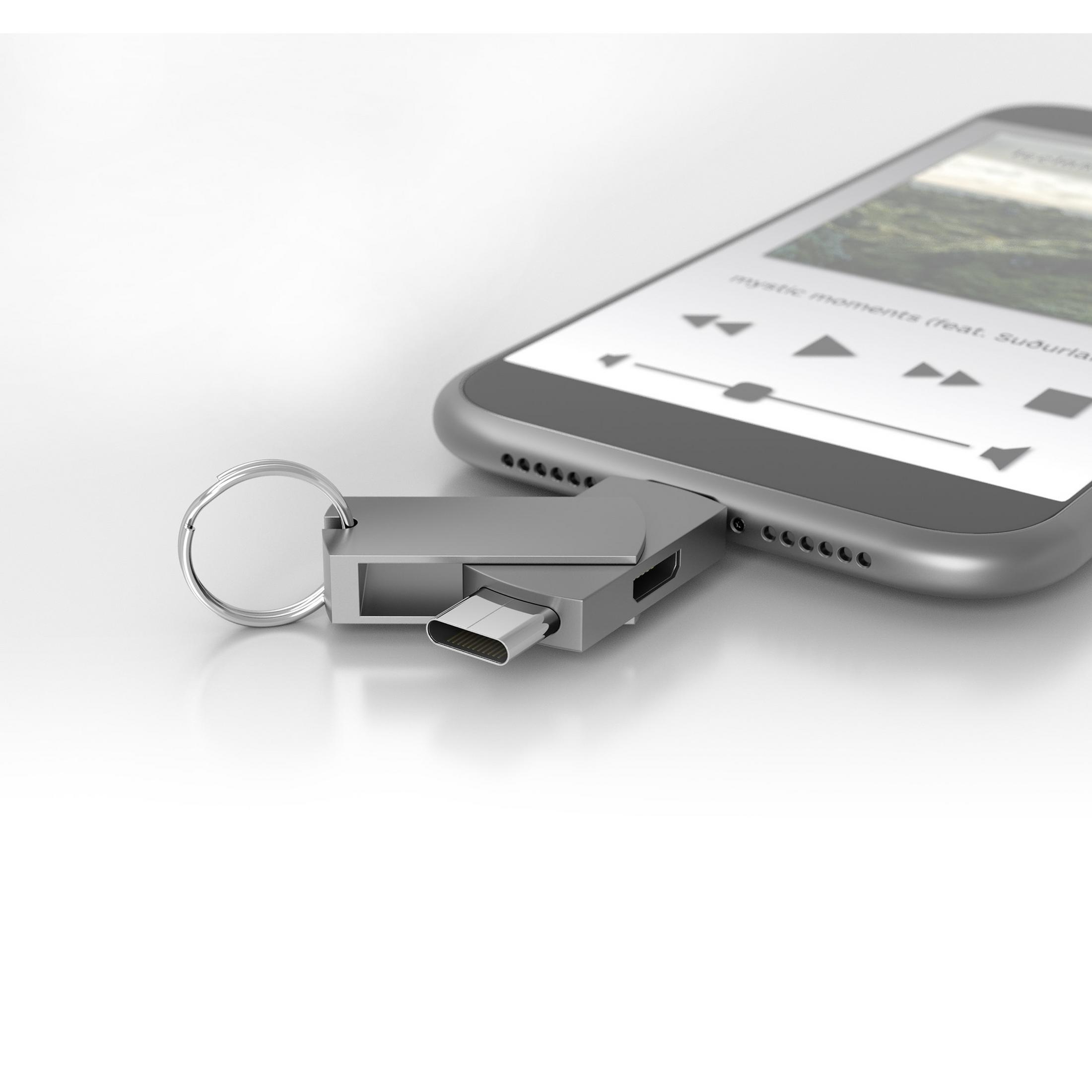 Ein silberner USB-Stick, der mit einem Smartphone verbunden ist und eine Musik-Player-Oberfläche zeigt. Weißer Hintergrund.