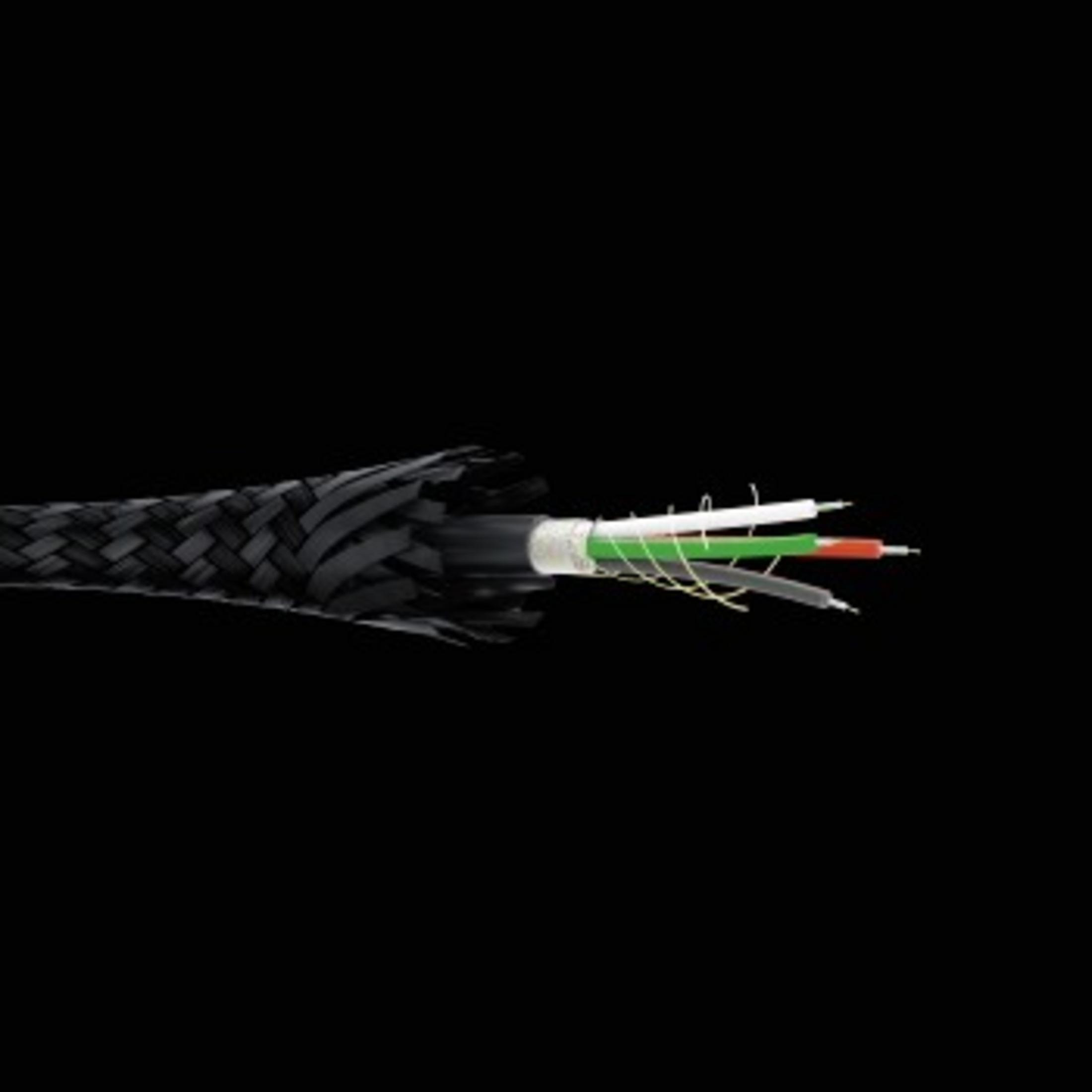 Ein schwarzes geflochtenes Kabel zeigt interne Drähte. Der Hintergrund ist schwarz.