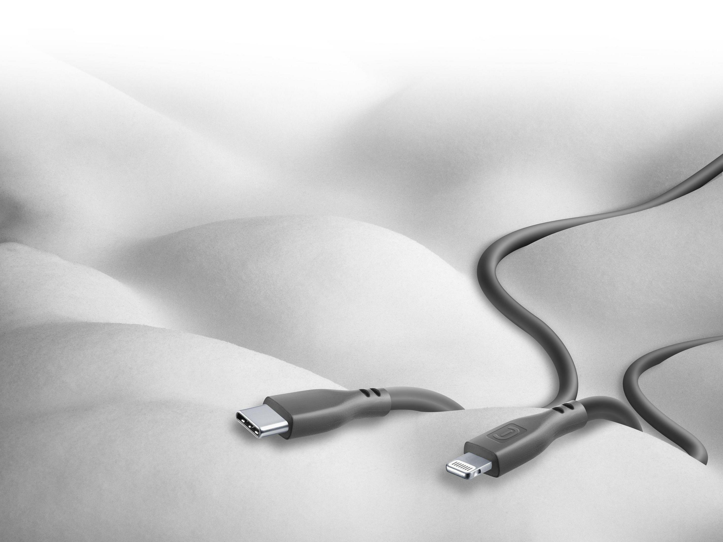 Deux câbles USB-C et Lightning sur une surface blanche texturée, peut-être du sable. Couleur grise.