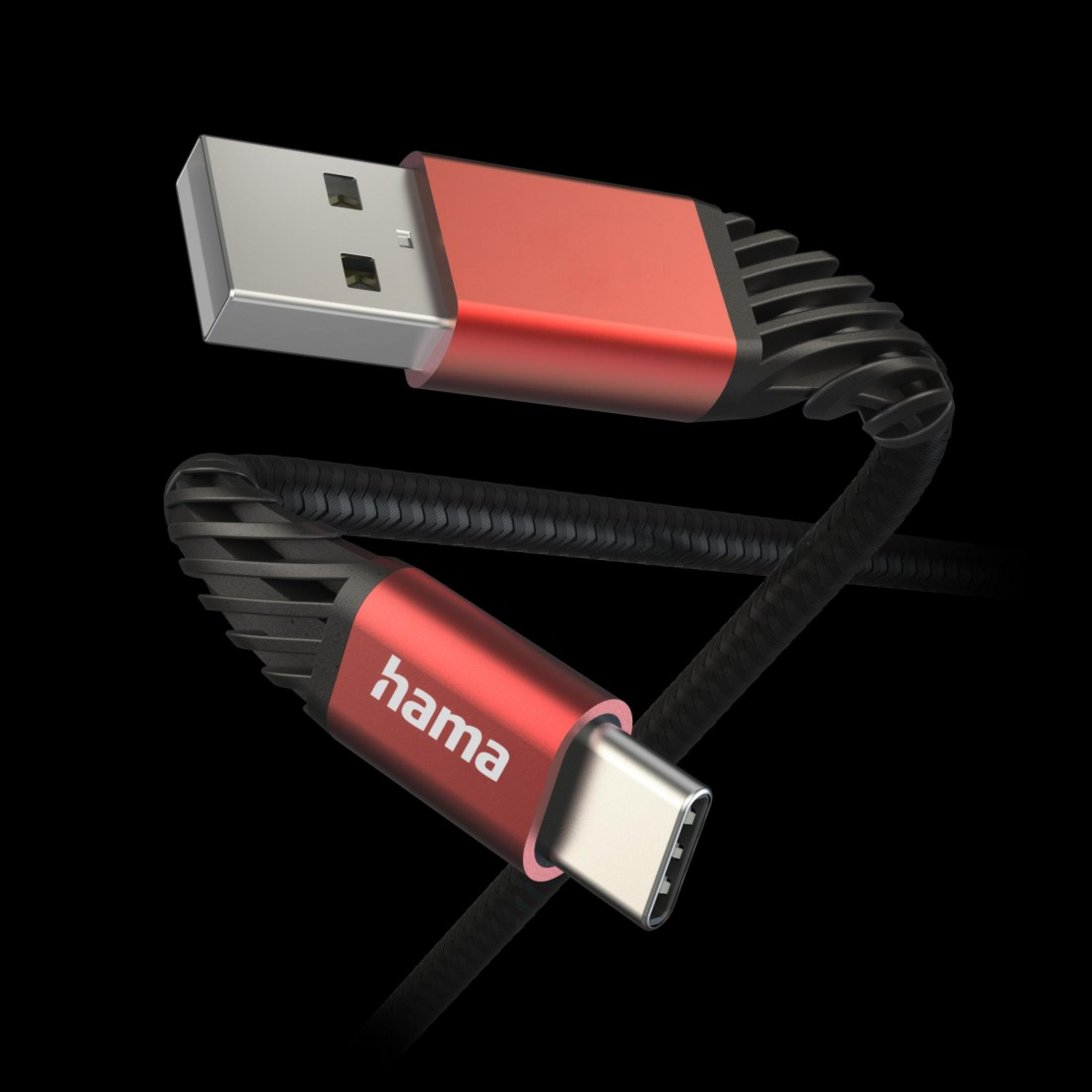 Câble USB-C avec des accents rouges. Connecteurs USB-A et USB-C. Fond noir.