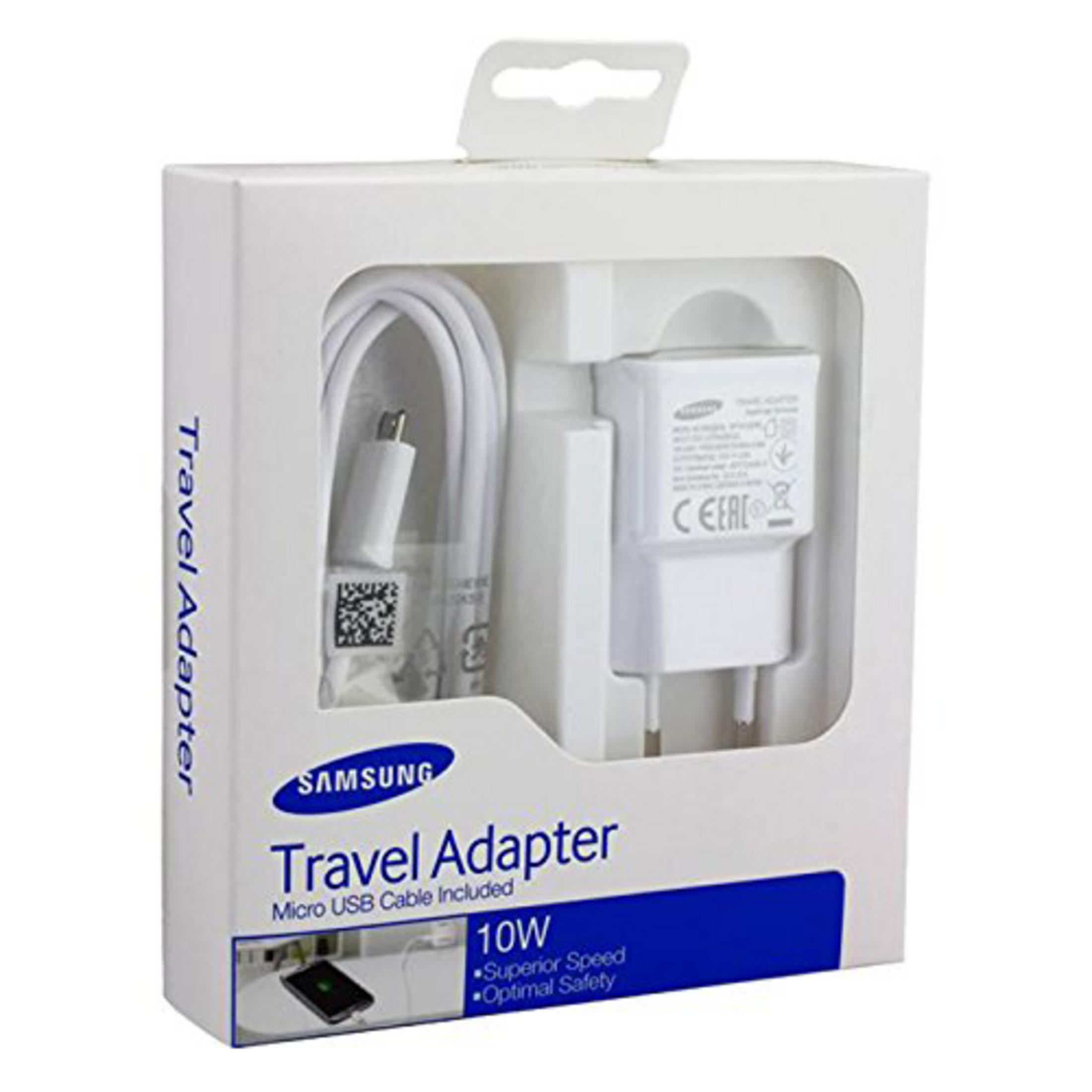 Weiße Reiseadapterbox mit USB-Kabel und Adapter. Enthält Branding und Text.