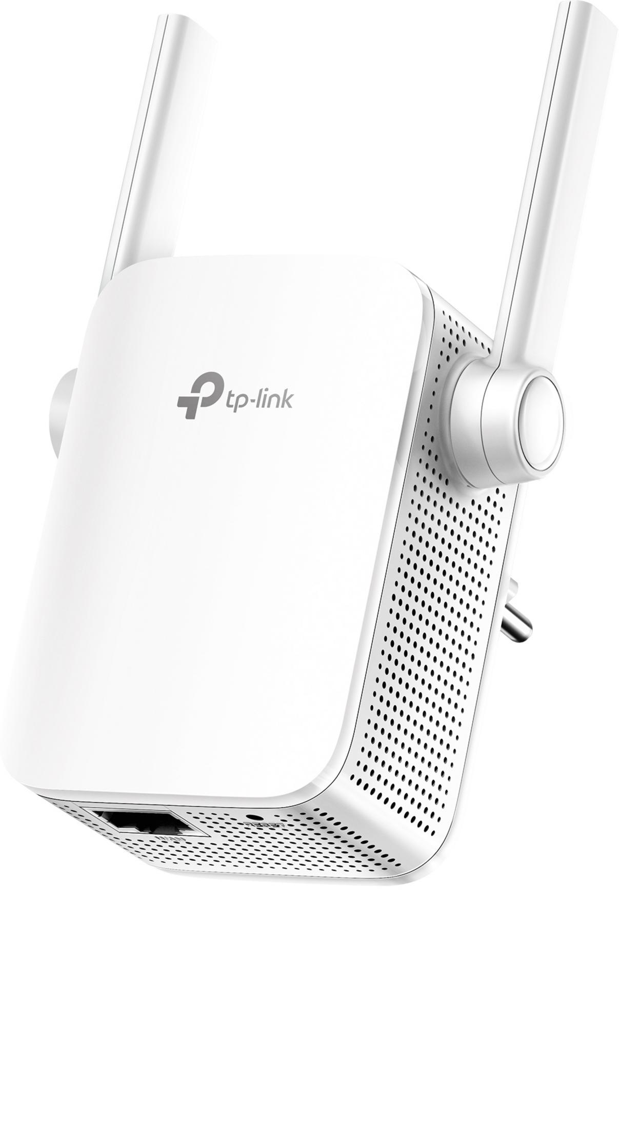 Antenleri olan beyaz tp-link wifi genişletici, açılı görünüm, izole.