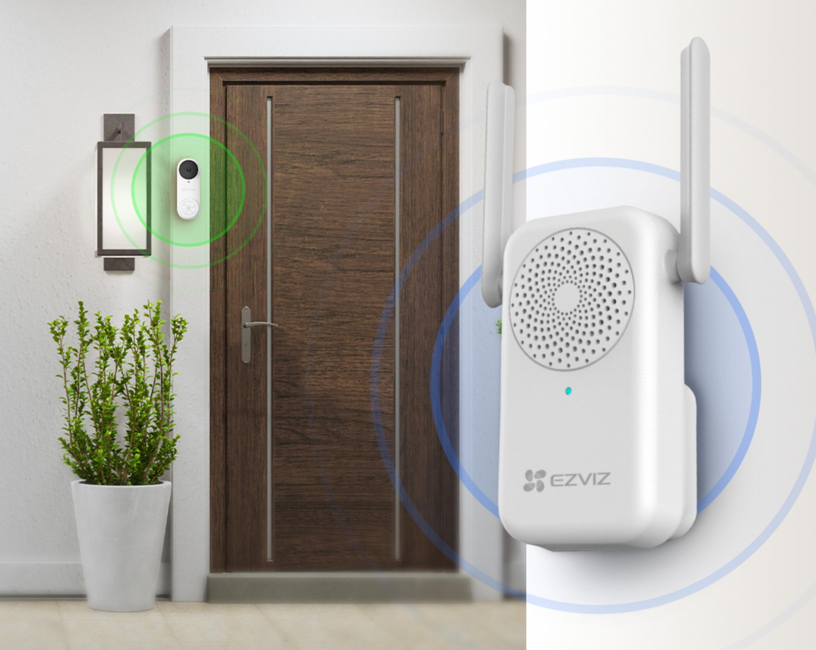 Eine intelligente Türklingel und ein WLAN-Extender werden gezeigt, mit einer Tür und einer Pflanze im Hintergrund.