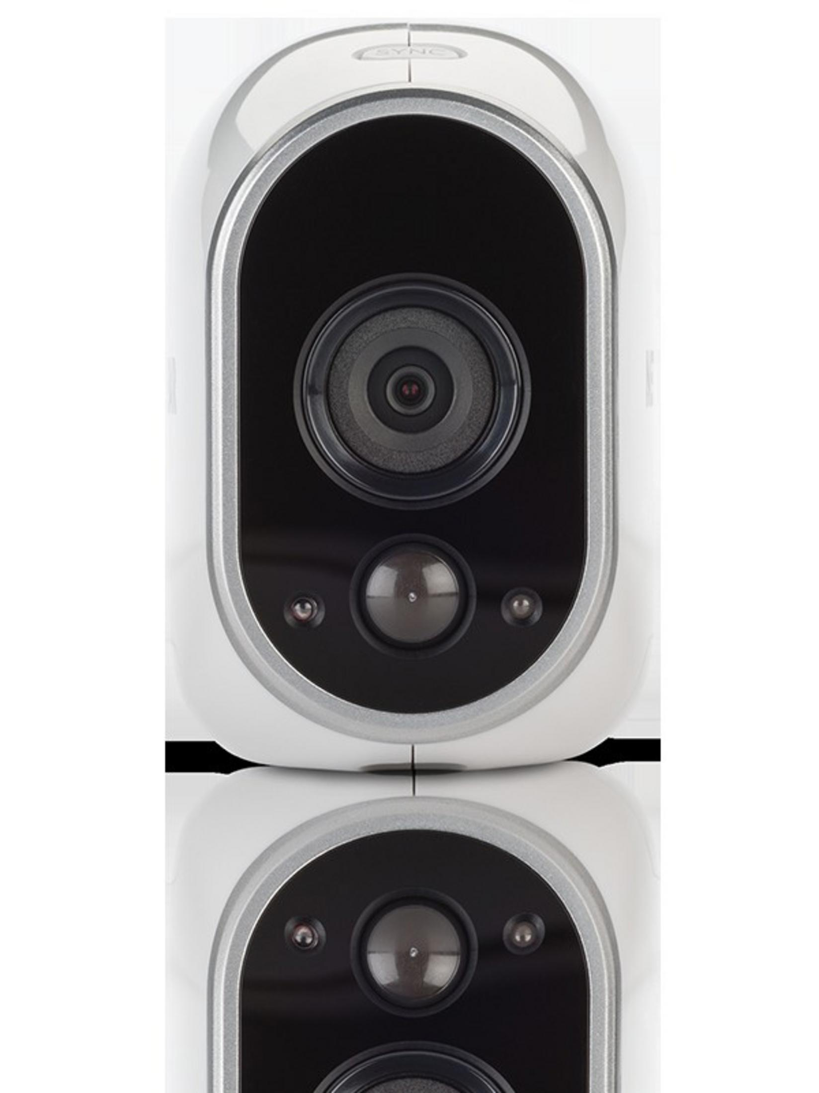 Telecamera di sicurezza bianca con obiettivo nero e superficie riflettente sottostante.