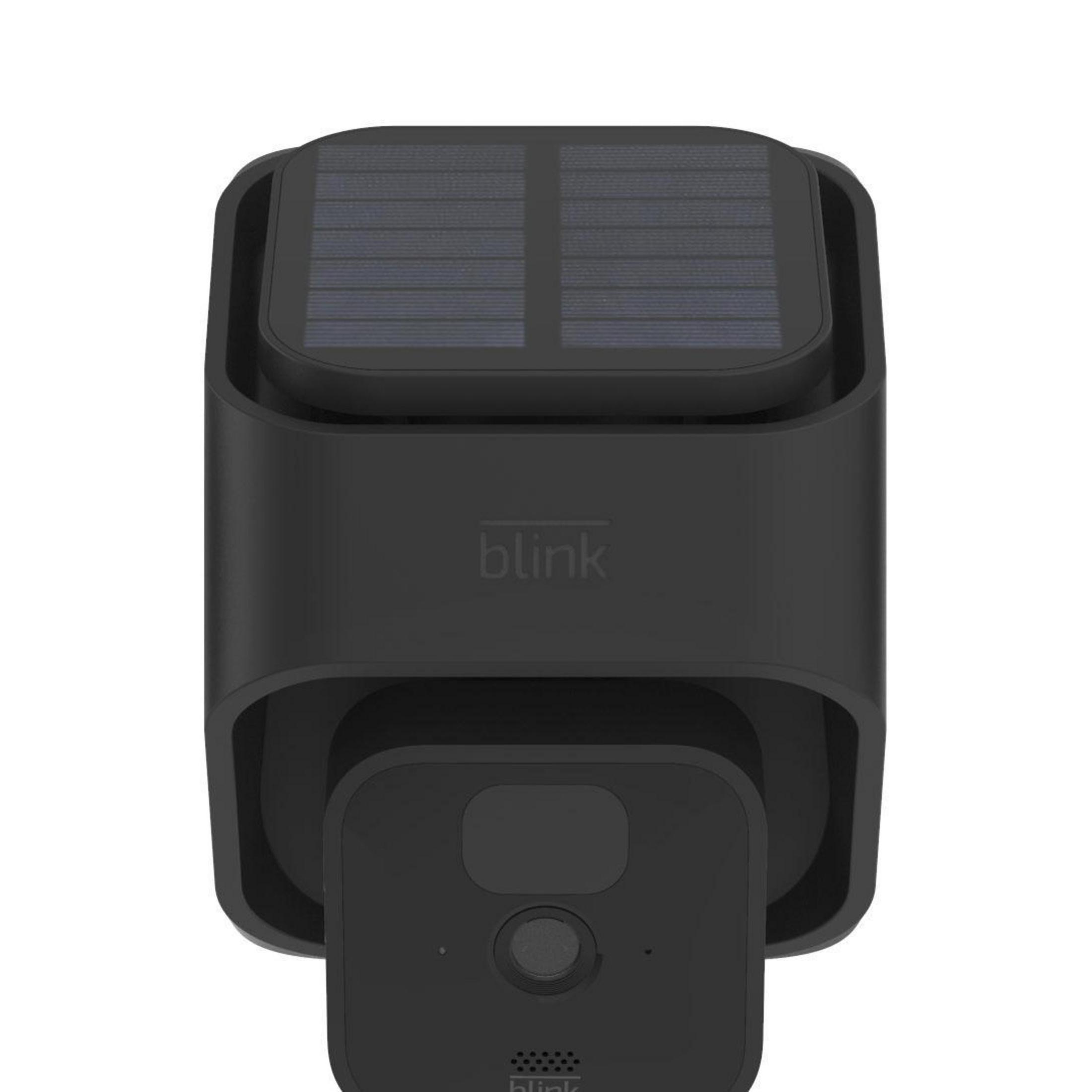 Telecamera Blink nera con pannello solare. La telecamera è un piccolo quadrato.