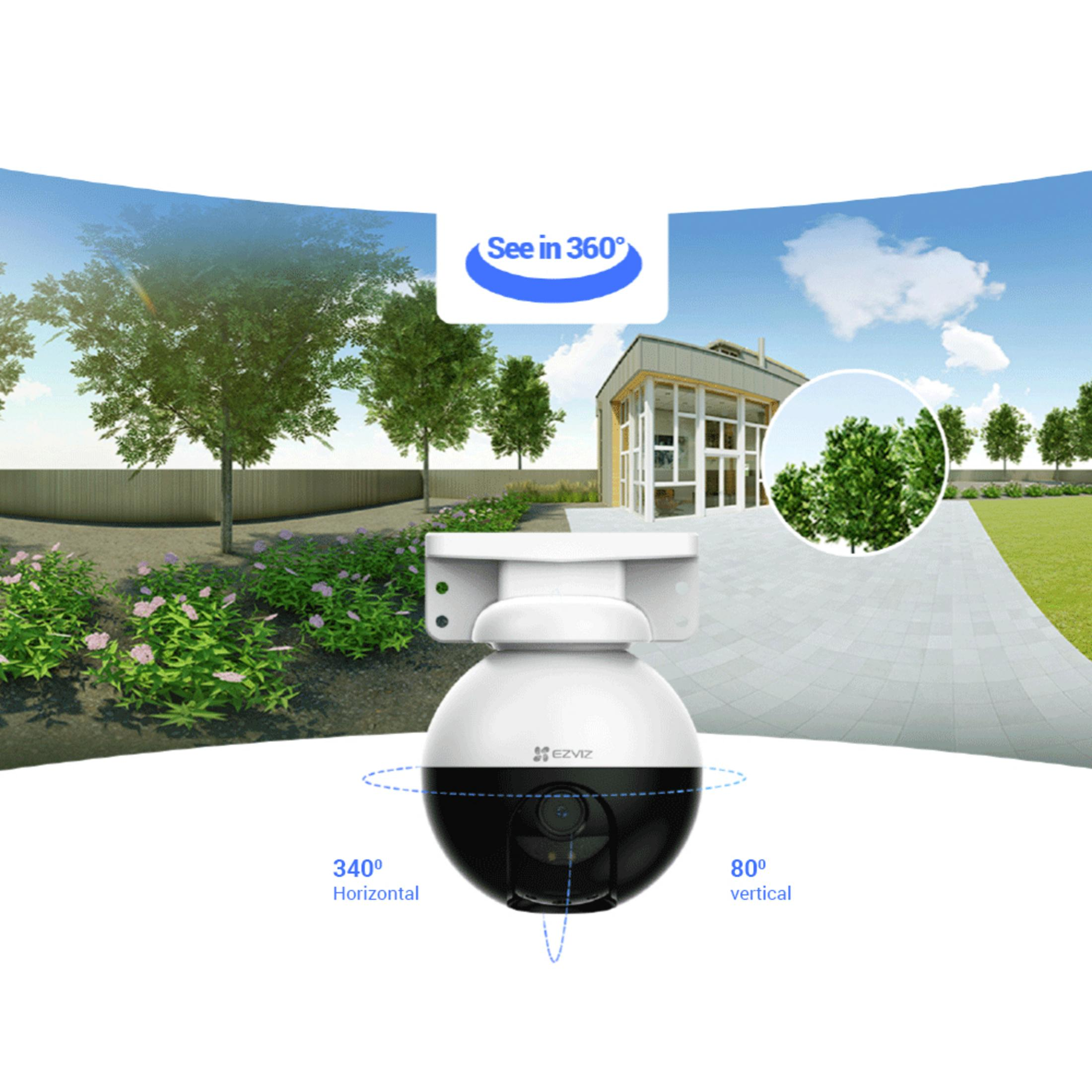 Biało-czarna kamera bezpieczeństwa. Scena ogrodu z drzewami w tle.