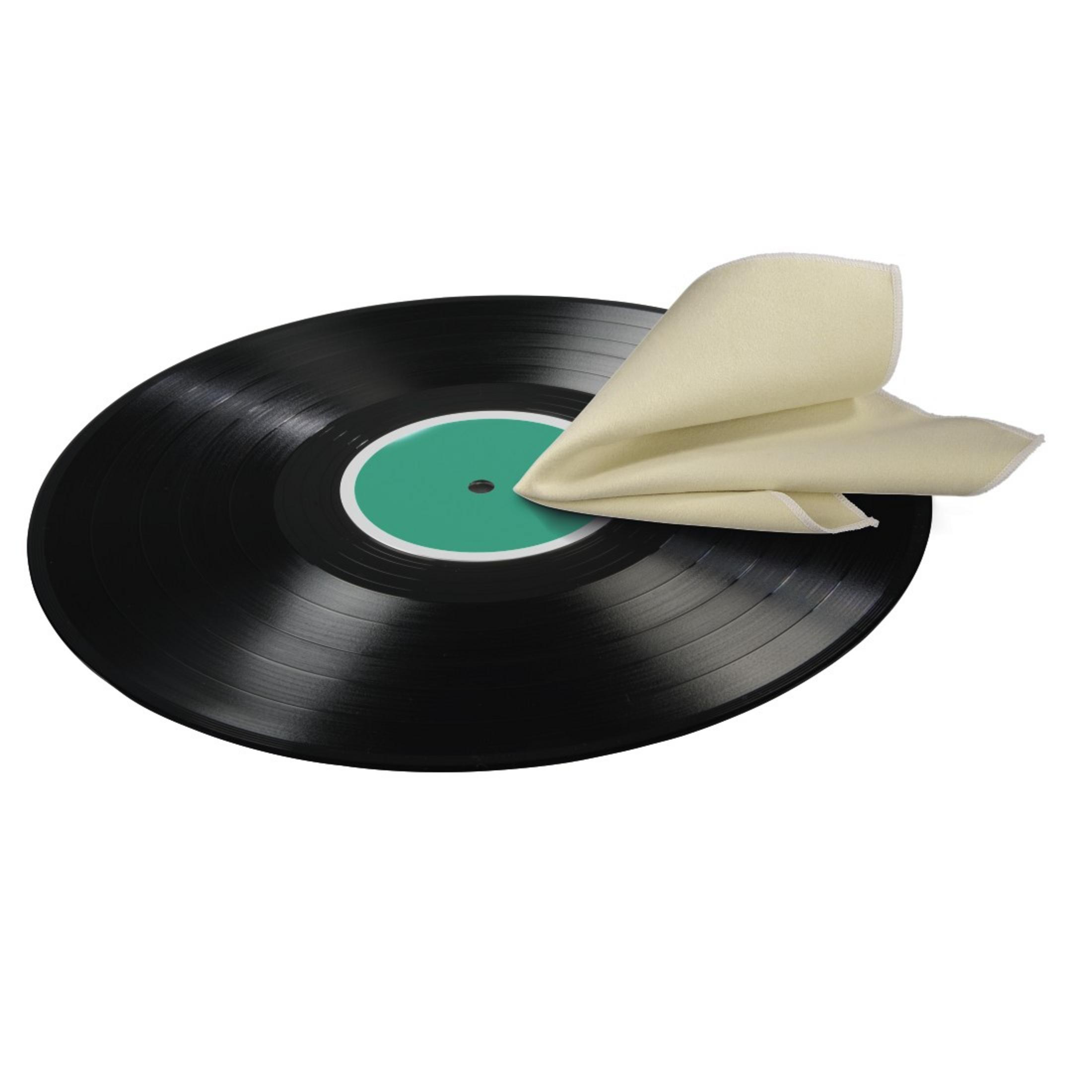 Czarna płyta winylowa z zieloną etykietą centralną, czyszczona ściereczką.