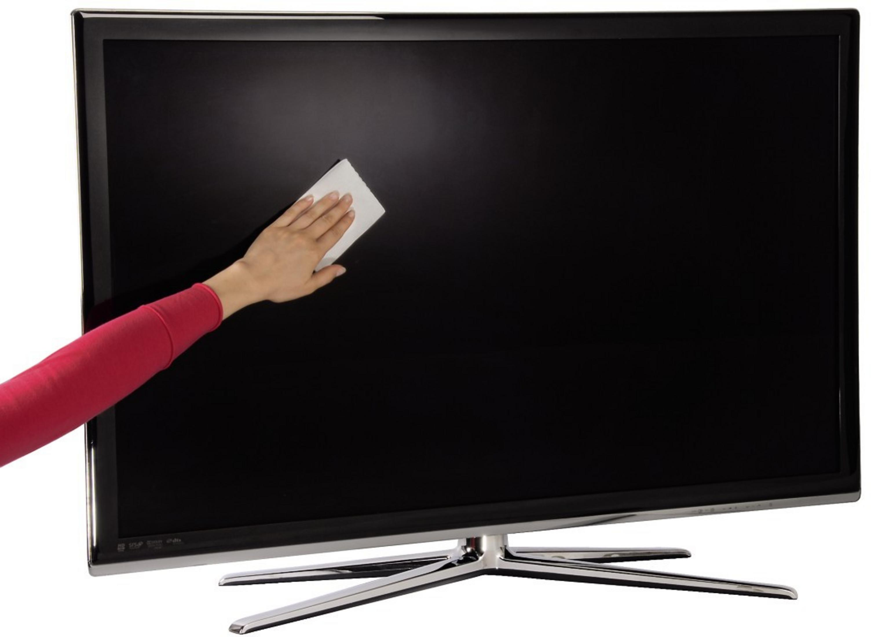 Ręka czyszcząca ekran telewizora chusteczką czyszczącą.