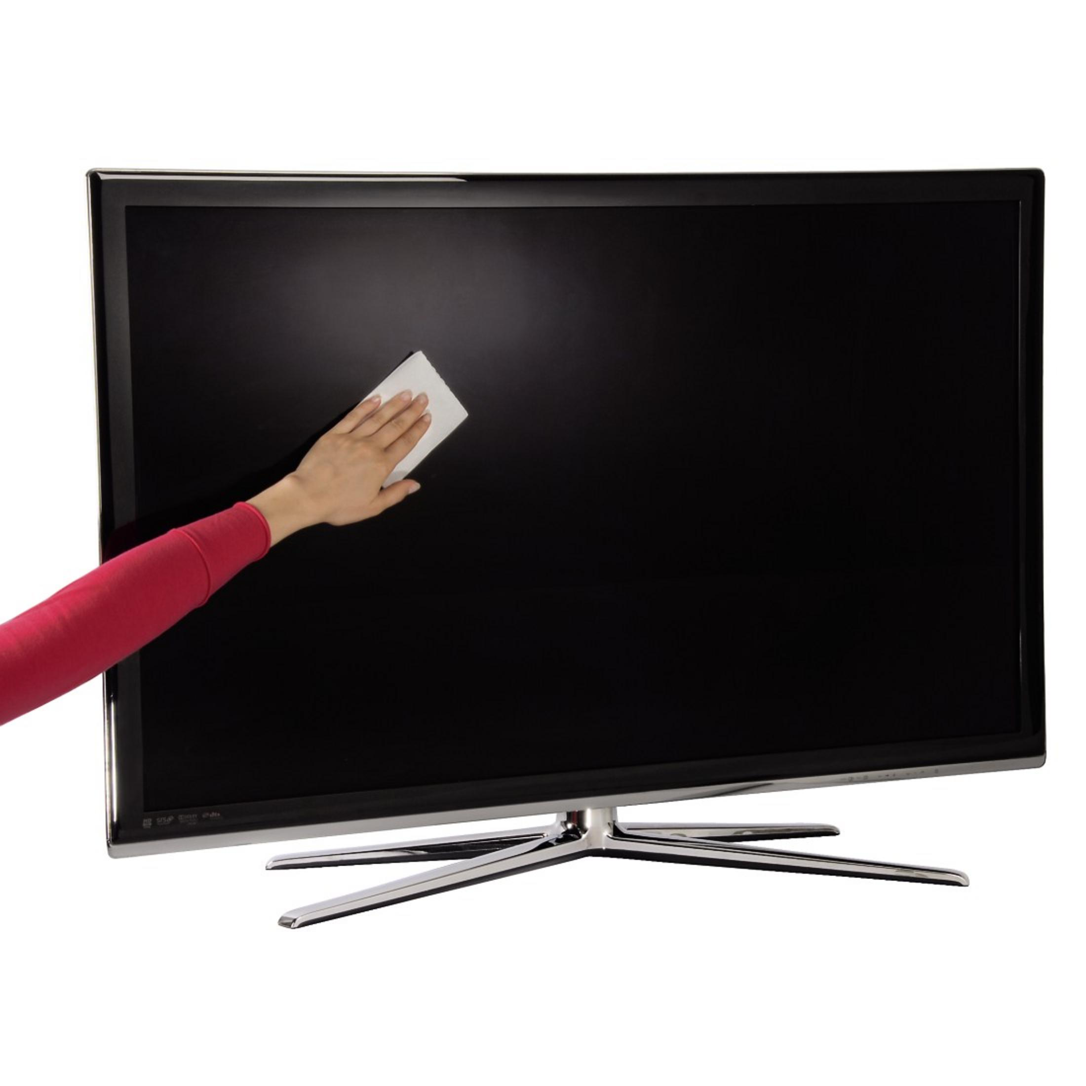 Ręka czyszcząca duży czarny telewizor z białym płótnem. Telewizor ma srebrną podstawę.