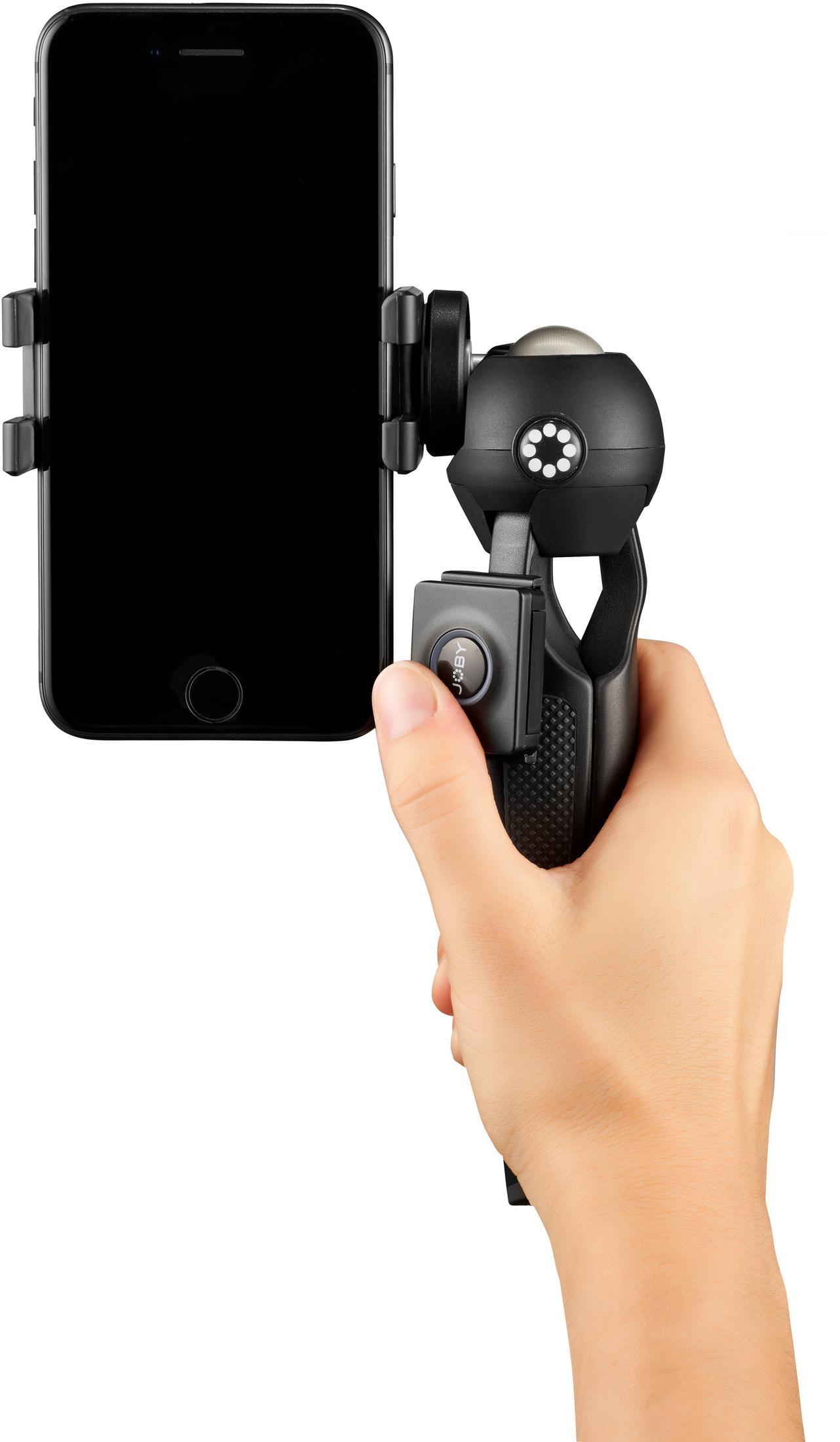 Eine Hand, die ein Smartphone mit schwarzem Griff hält. Das Smartphone ist an einem Stativ befestigt.