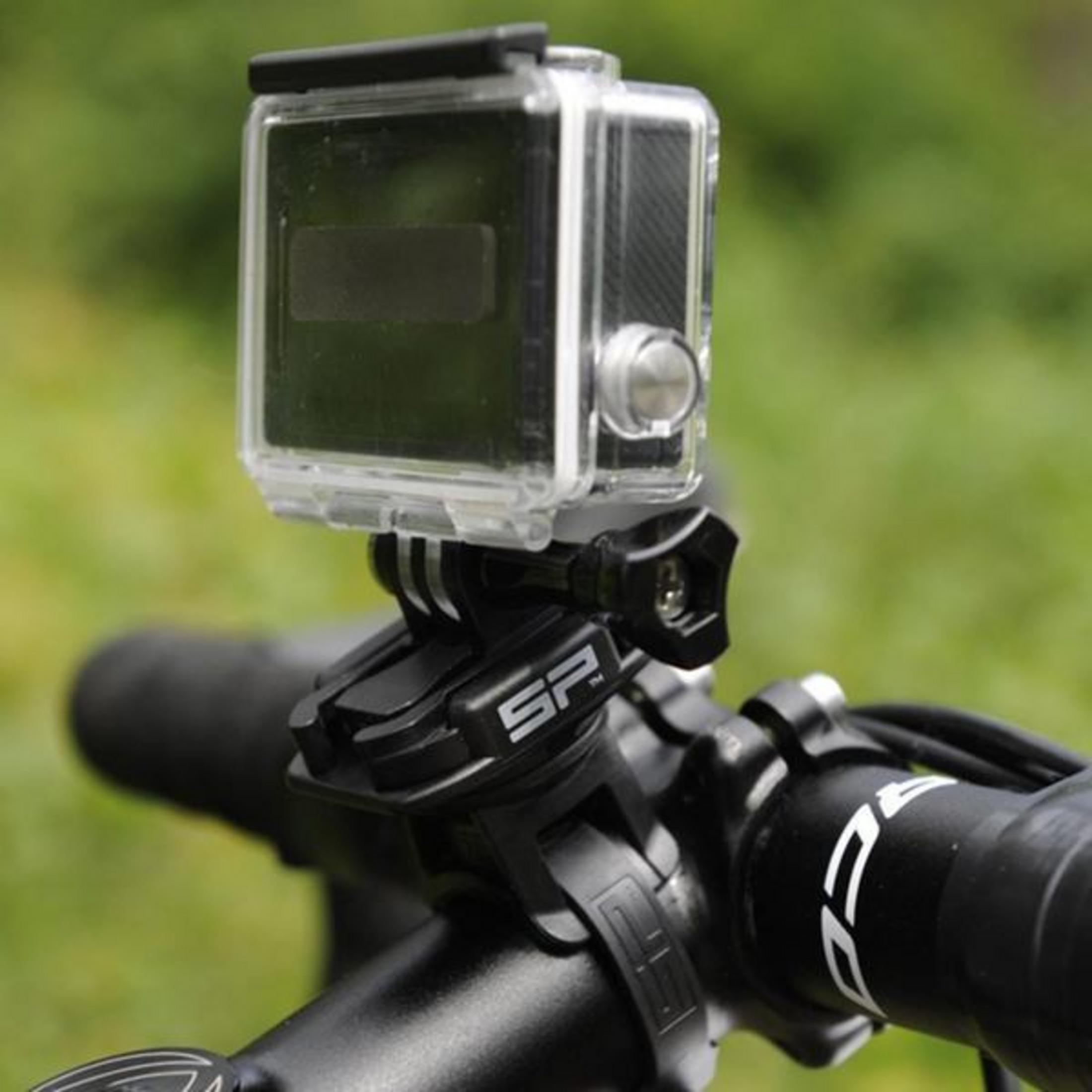 Eine schwarze Action-Kamera an Fahrradlenkern montiert. Die Kamera ist in einem transparenten Gehäuse.