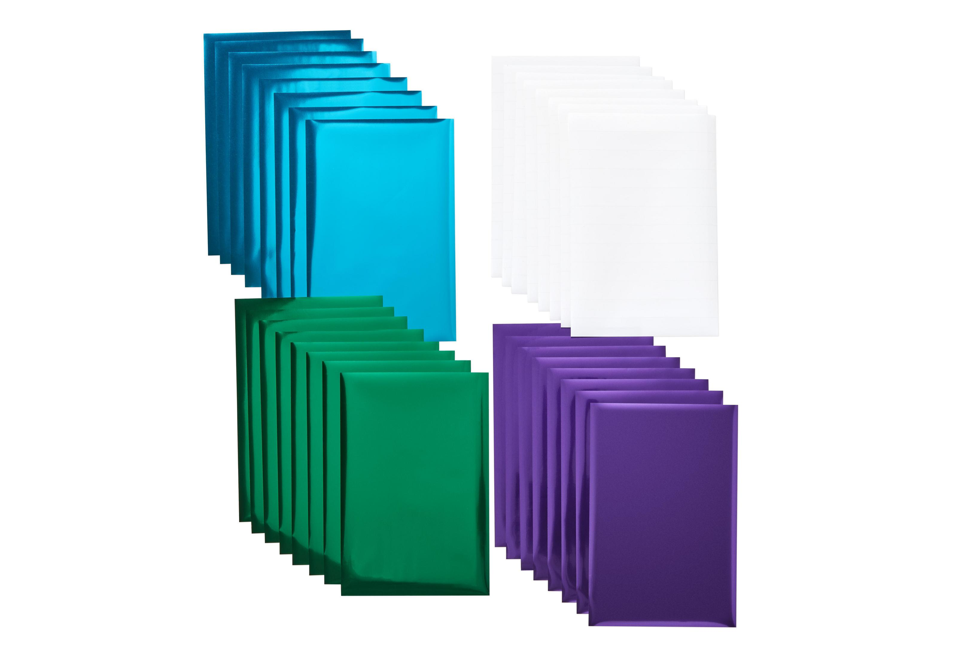 Vier Stapel bunter gepolsterter Umschläge. Die Farben sind türkis, weiß, grün und lila. Weißer Hintergrund.