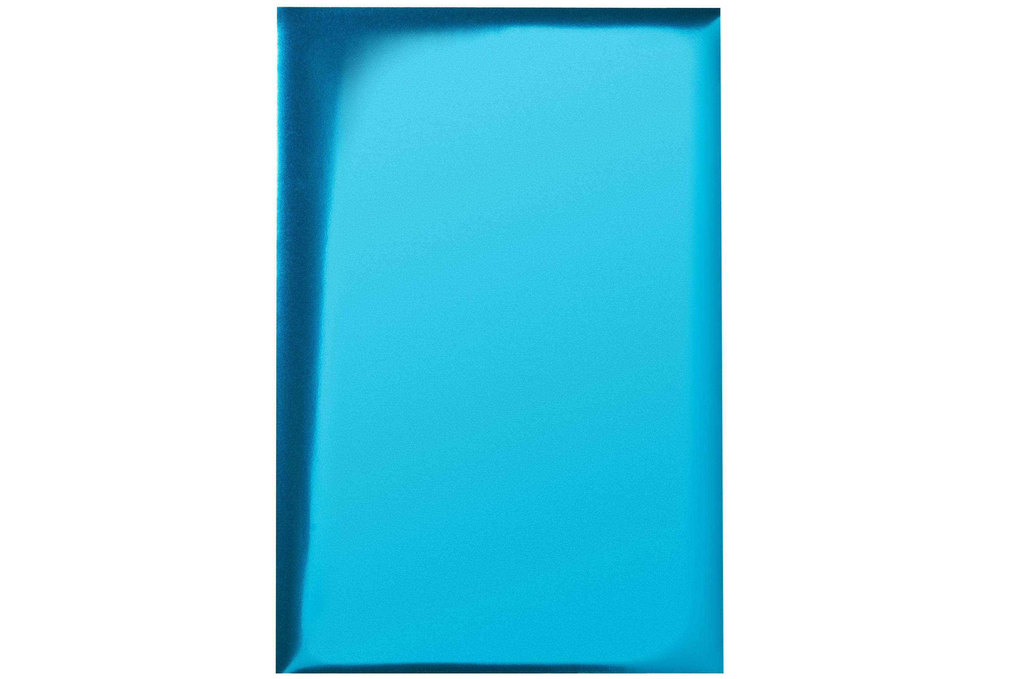 Ein festes, glänzendes, türkisfarbenes Papier oder Blatt. Weißer Hintergrund.