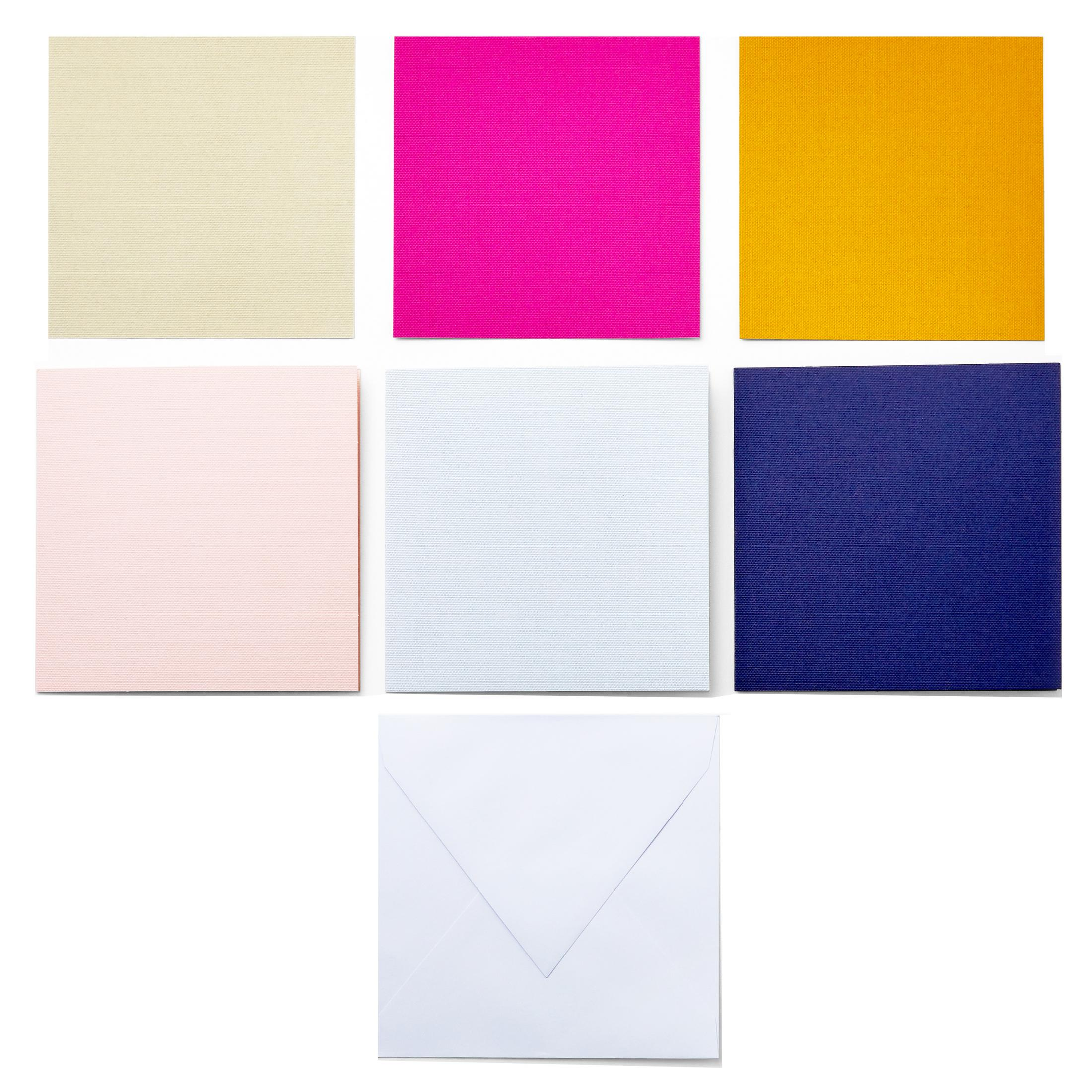 Eine Sammlung quadratischer farbiger Papiere in verschiedenen Farbtönen: Beige, Rosa, Gelb, Blau.