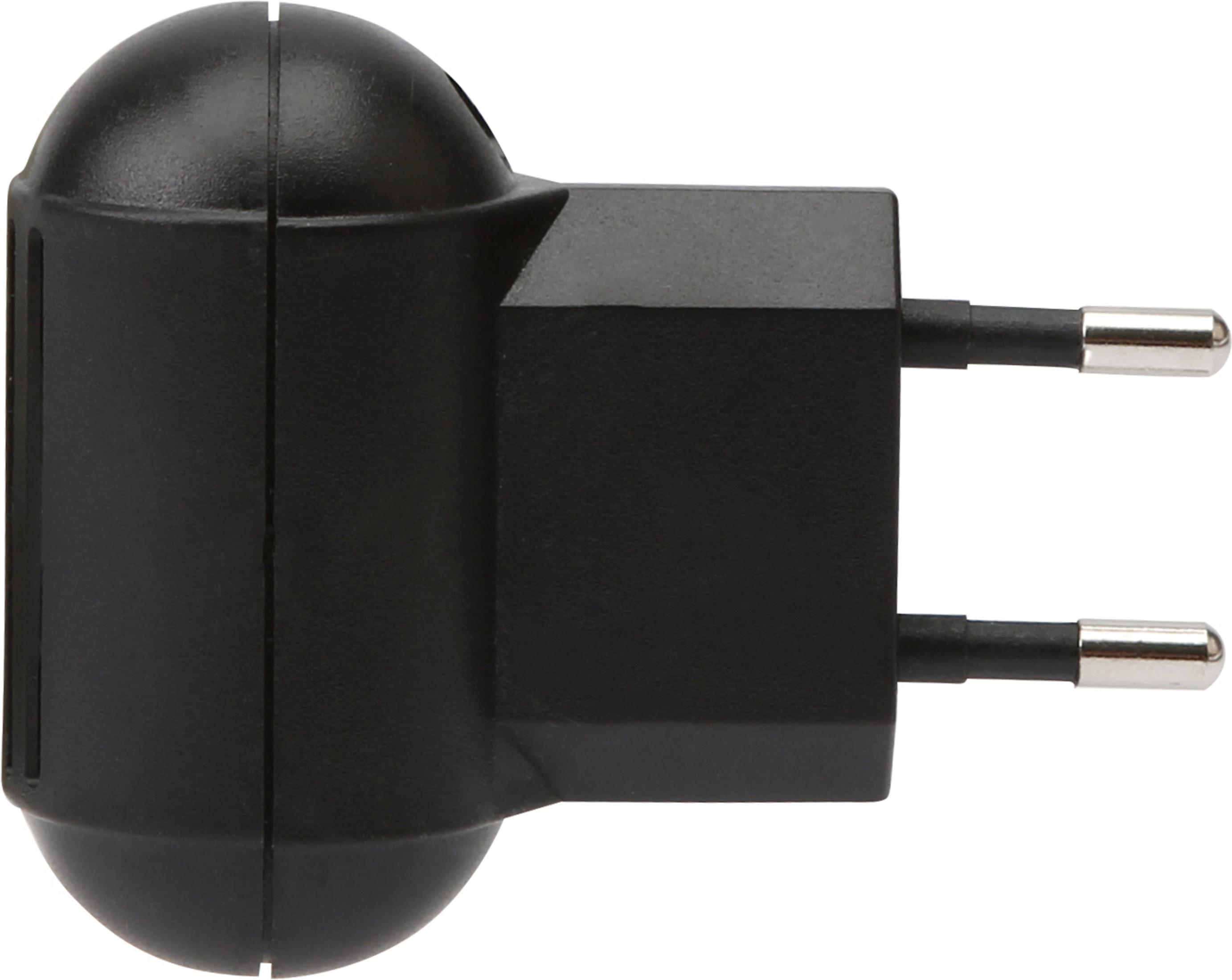 Schwarzer Reiseadapter mit zwei Stiften und zwei Löchern. Weißer Hintergrund.