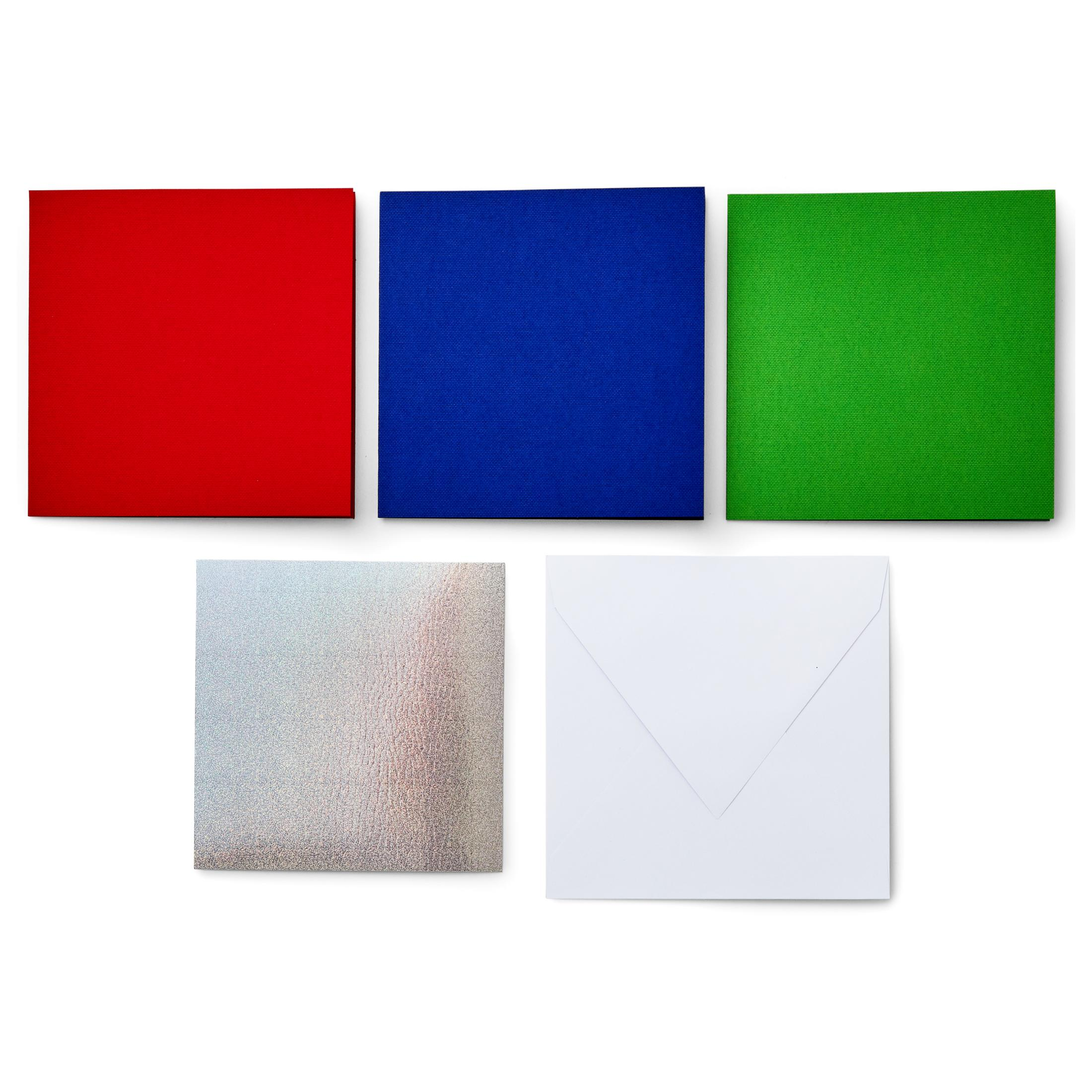Fünf bunte Quadrate: rot, blau, grün, silber und weiß. Sie sind auf weißem Hintergrund angeordnet.
