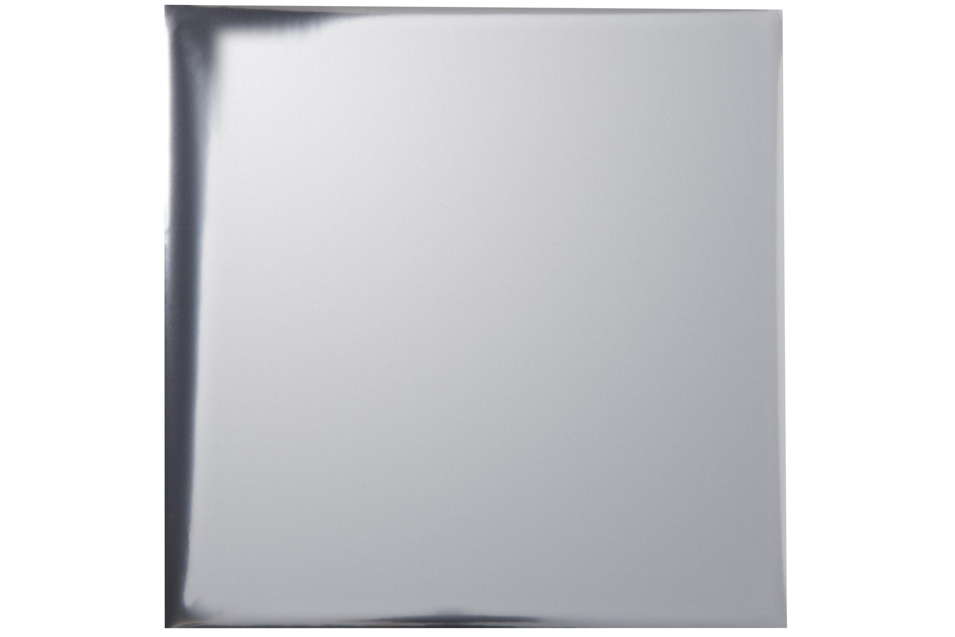 Glänzendes, silbernes metallisches Quadrat mit Reflexionen, isoliert.