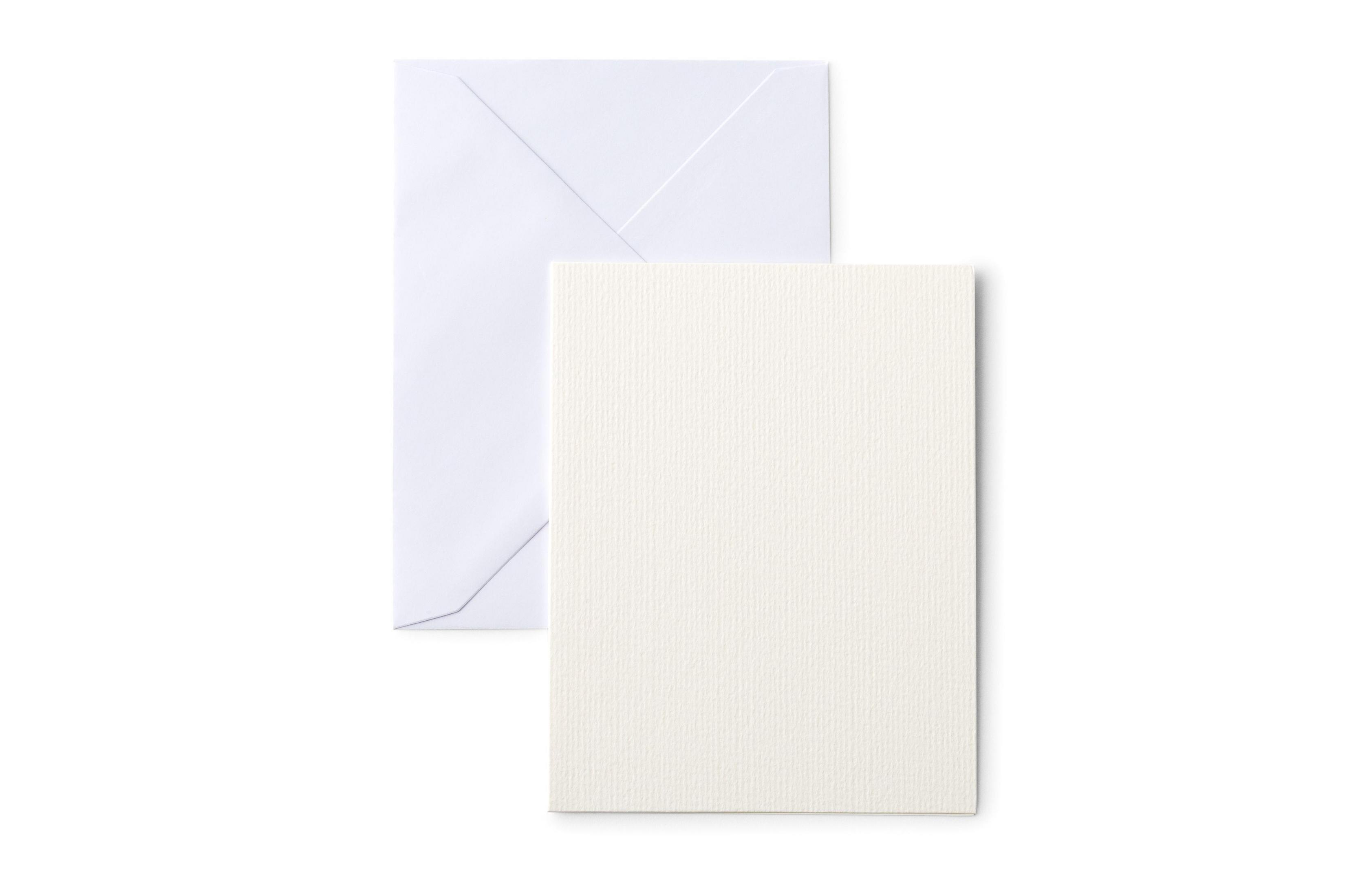 Weiße Papierkarte mit Umschlag. Die Karte ist leer und der Umschlag ist weiß.