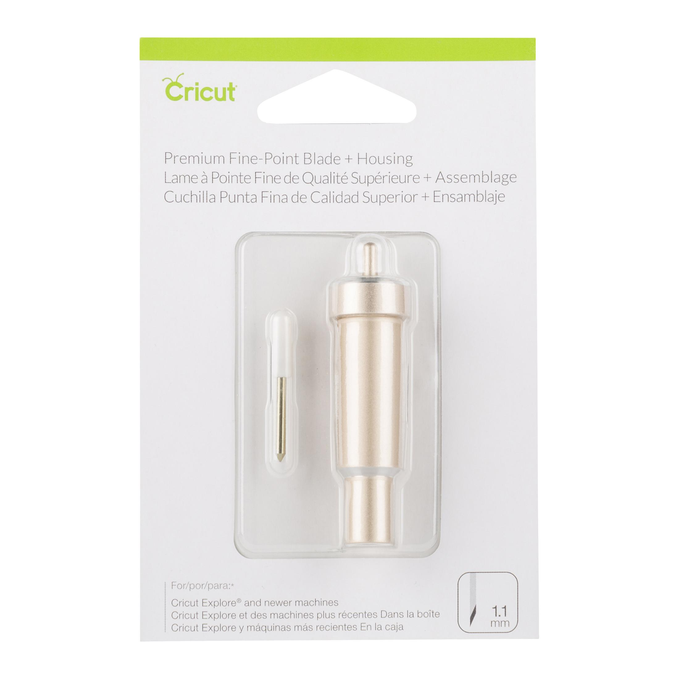 Ein Cricut-Feinspitzenmesser mit Gehäuse. Es ist goldfarben und in einem Behälter verpackt.