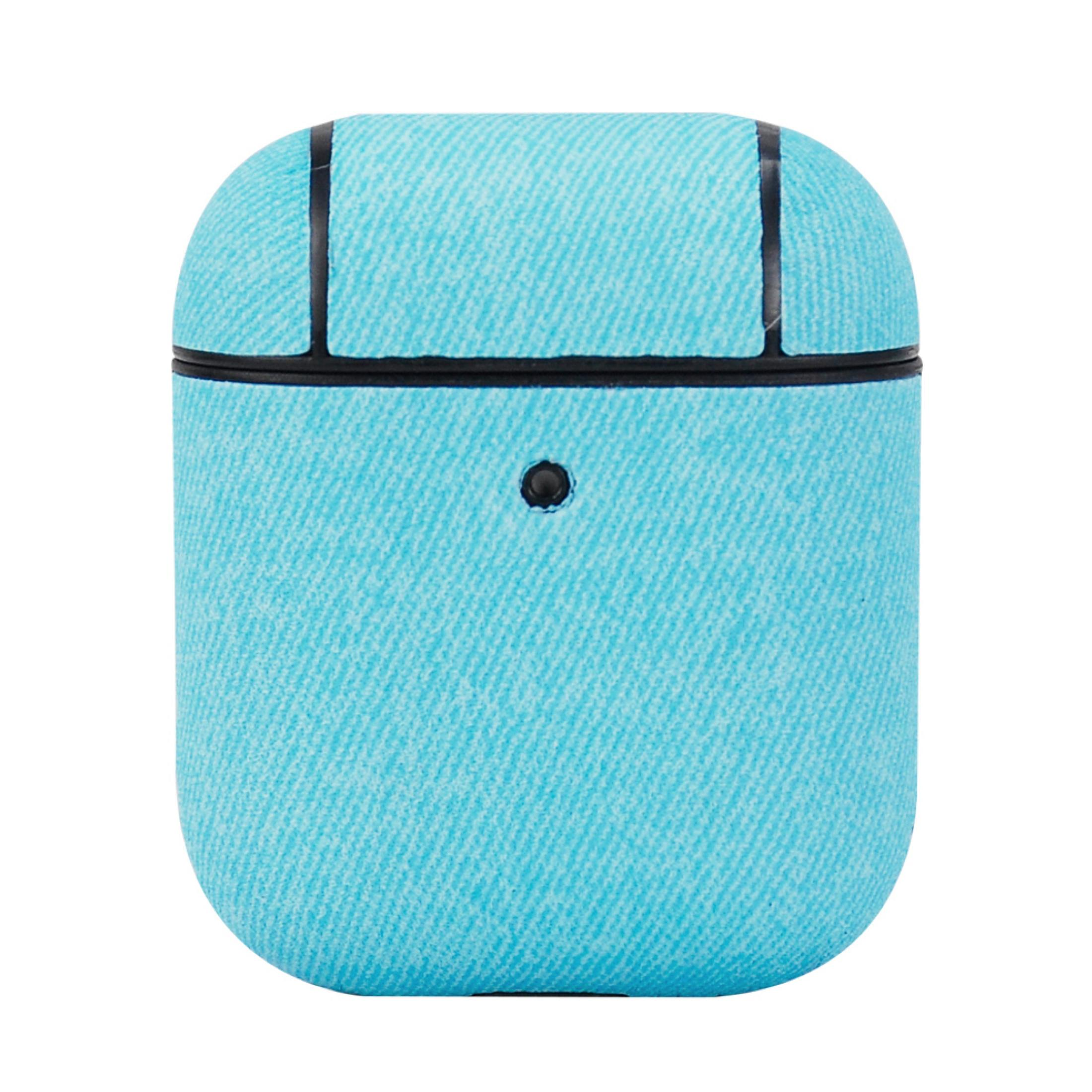 Hellblaues Jeans-AirPods-Etui. Es hat schwarze Akzente.