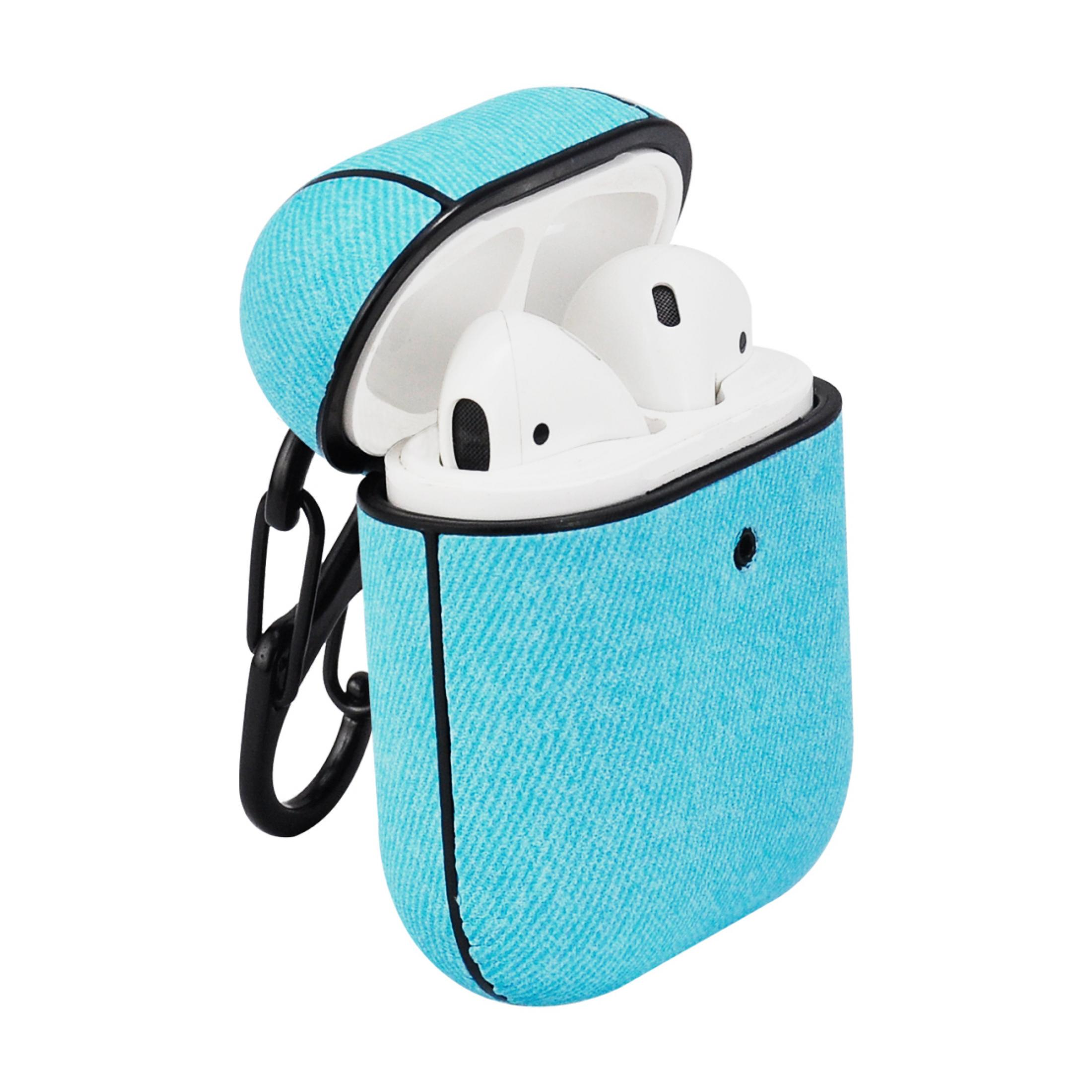 Offenes, blaues Jeans-Etui mit weißen AirPods. Schwarzes Scharnier und Verschluss. Weißer Hintergrund.