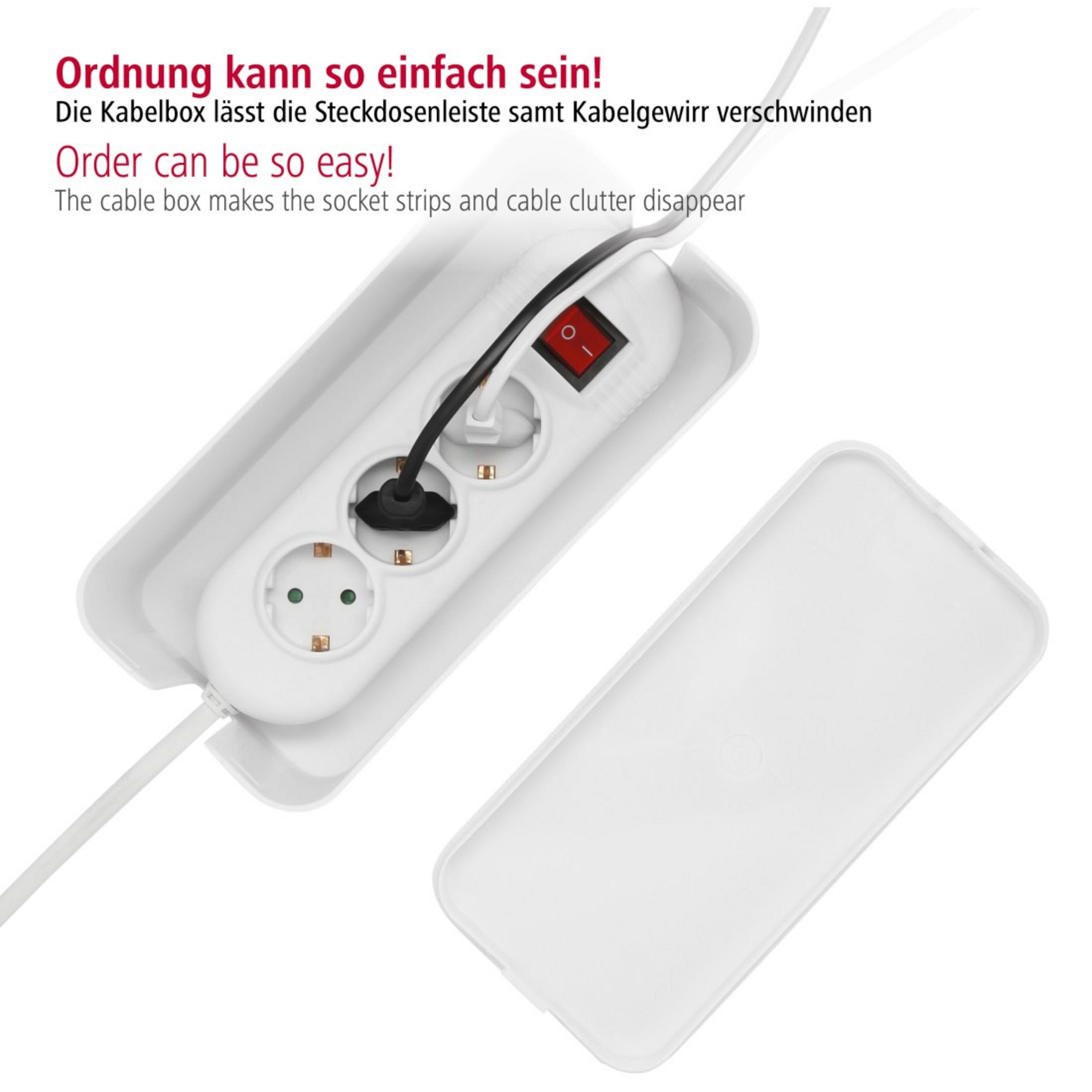 Eine weiße Kabelbox mit drei Steckdosen und einem roten Schalter. Der Deckel ist offen. Weißer Hintergrund.