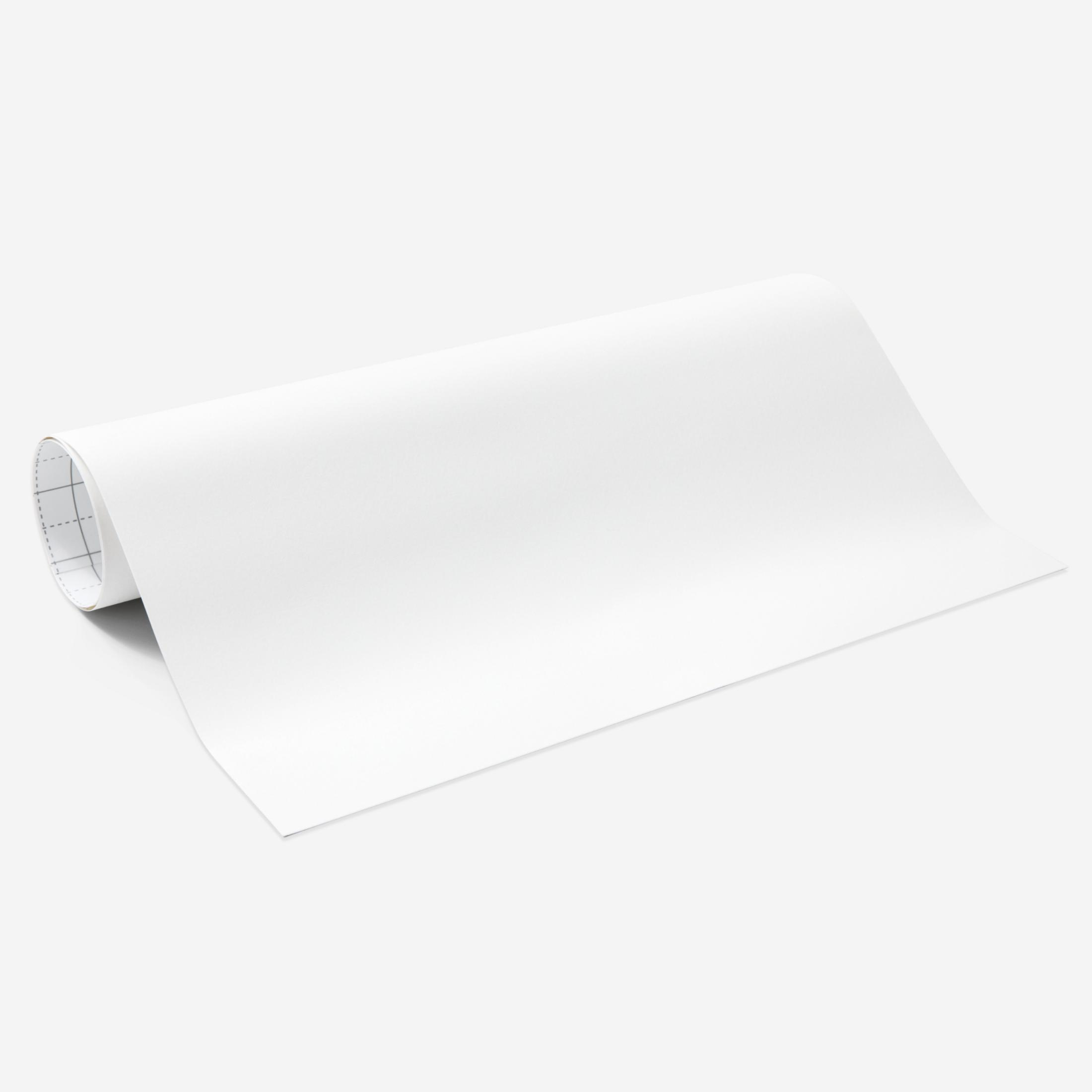 Eine Rolle weißes Papier auf weißer Oberfläche, teilweise ausgerollt.