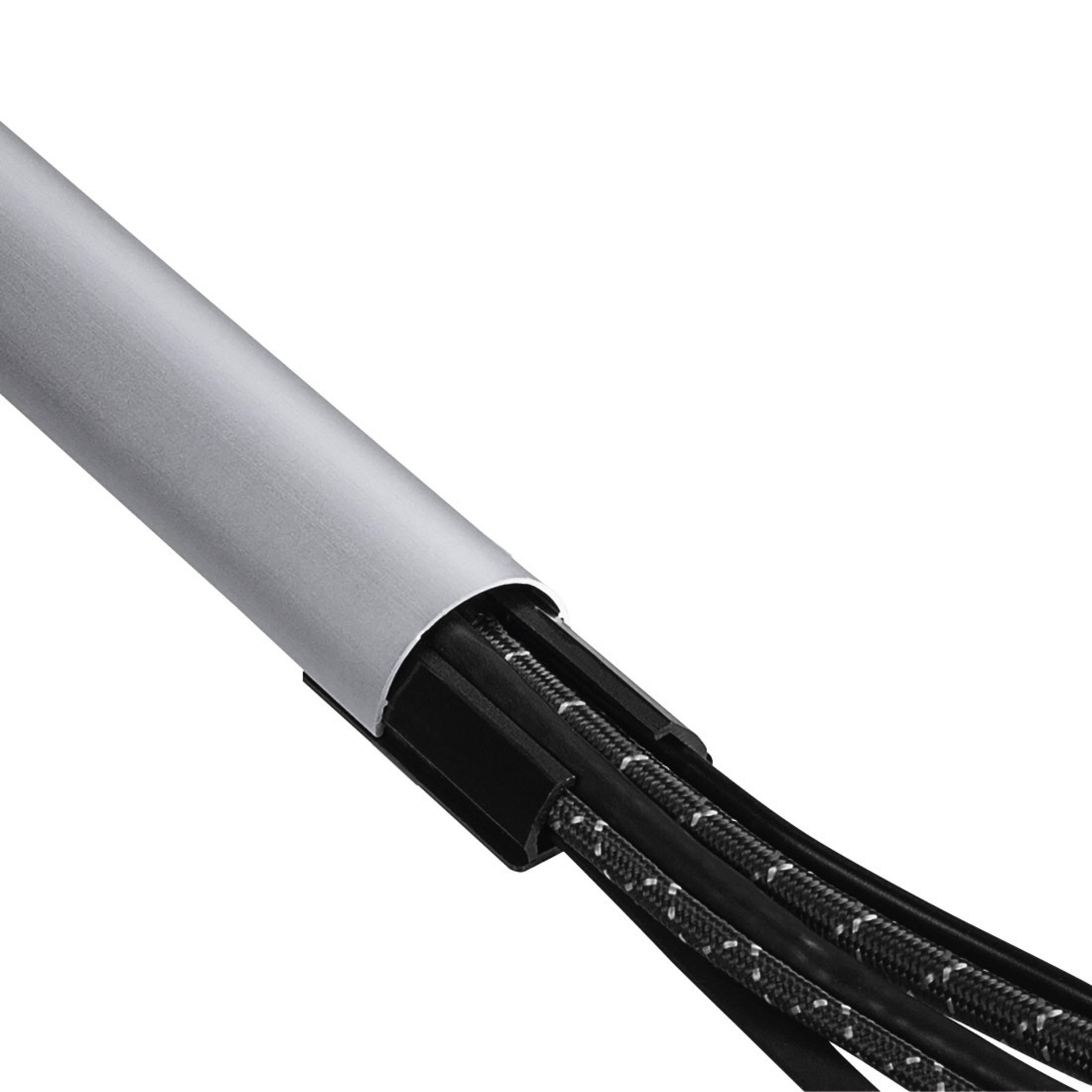 Aluminium-Kabelverstecker mit schwarzen Kabeln, die herauskommen.