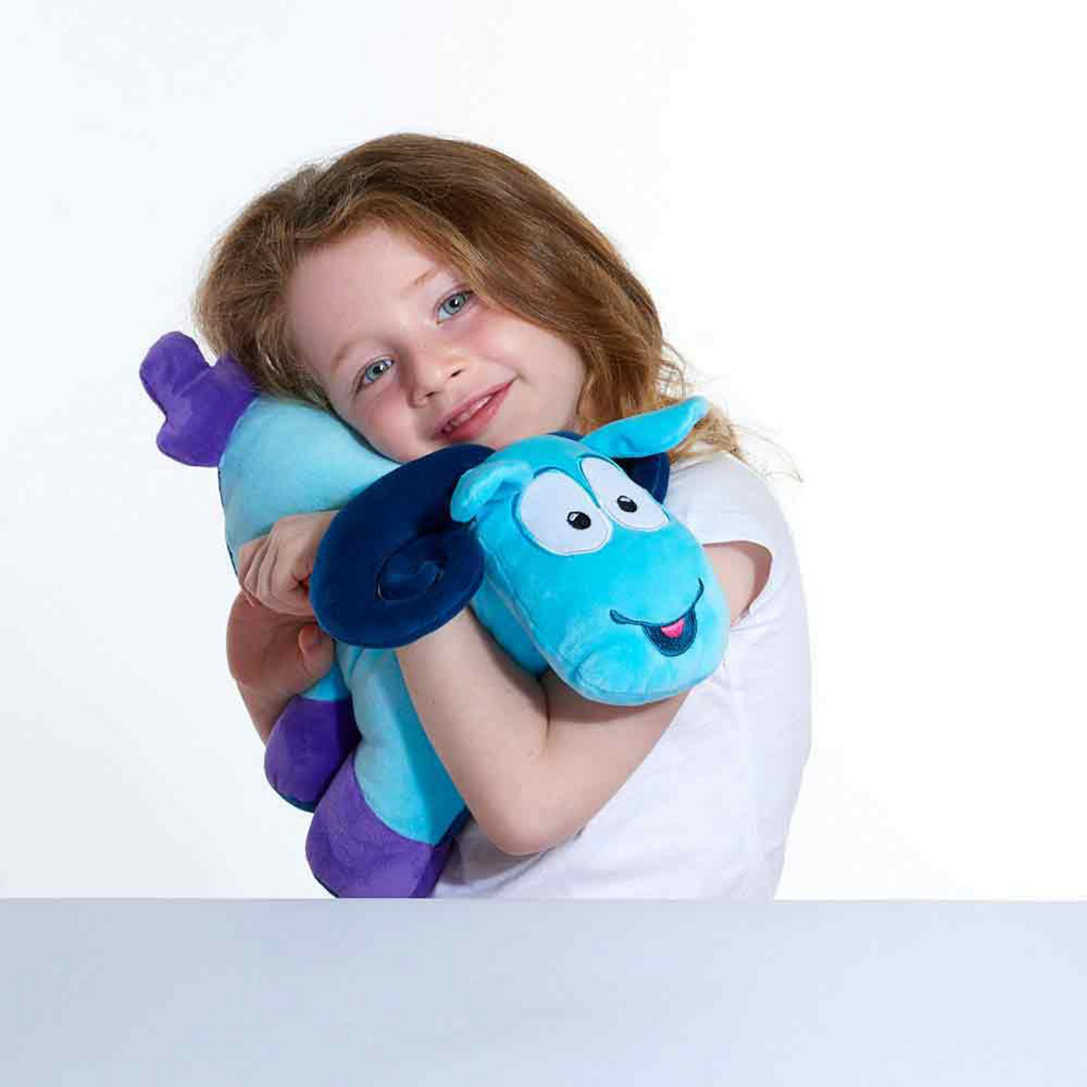 Ein junges Mädchen umarmt ein blaues Plüschtier-Schaf. Das Schaf hat blaue und lila Akzente.