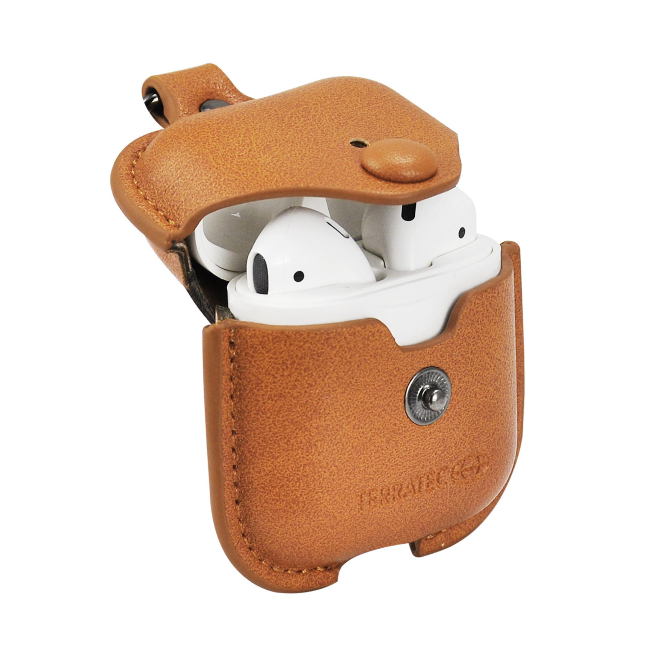 Braunes Leder-AirPods-Etui mit weißen AirPods im Inneren. Das Etui ist offen und zeigt die Ohrhörer.