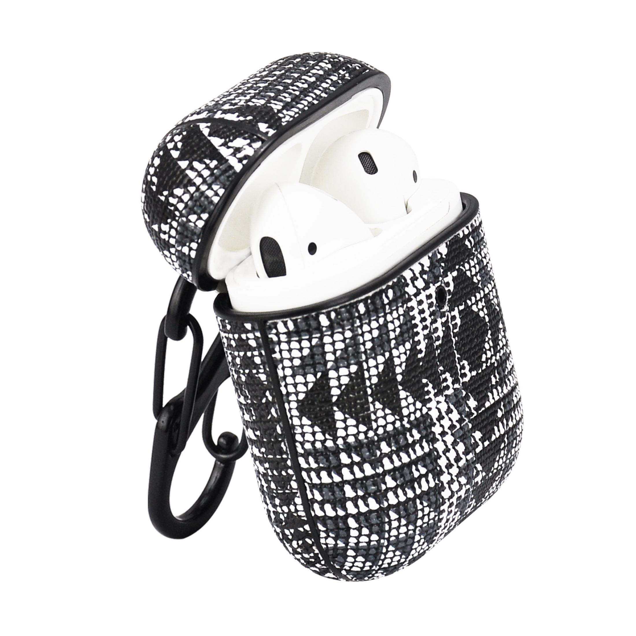 Schwarz-weiß gemusterte AirPods-Hülle mit AirPods darin.