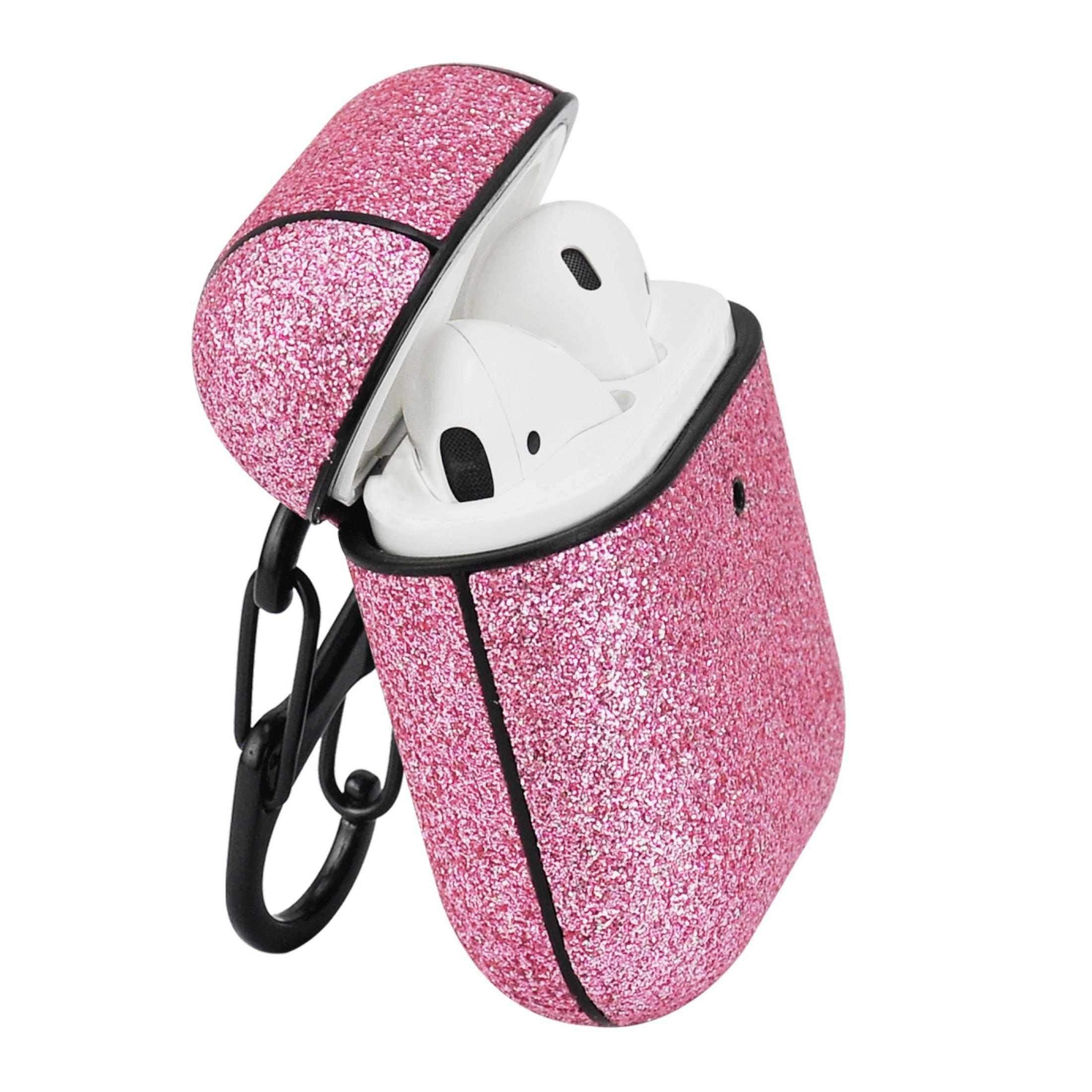 Ein rosa glitzerndes AirPods-Etui mit schwarzem Verschluss, mit weißen AirPods darin.