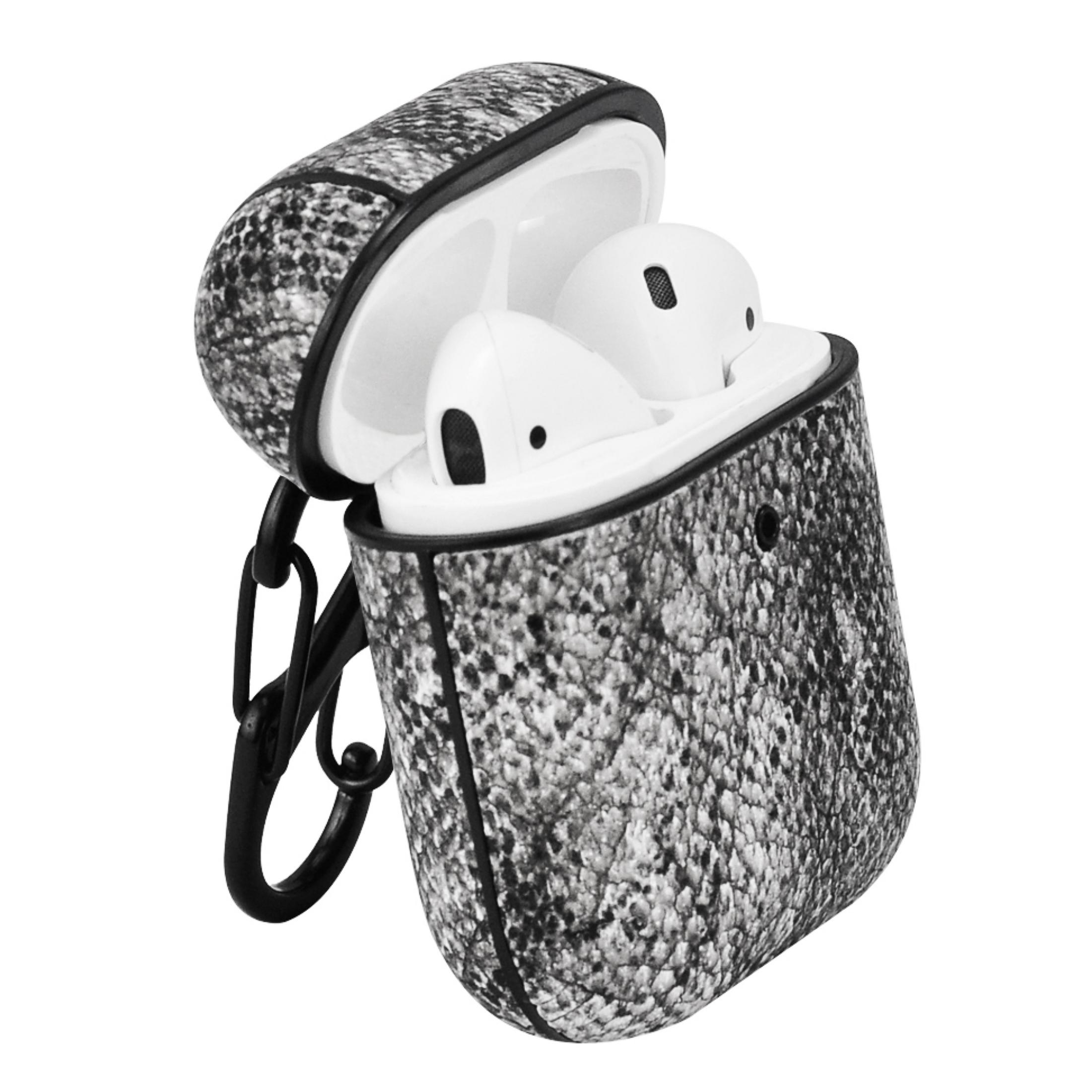 Geöffnetes AirPods-Case im Schlangenmuster. Zwei weiße AirPods befinden sich im Case.