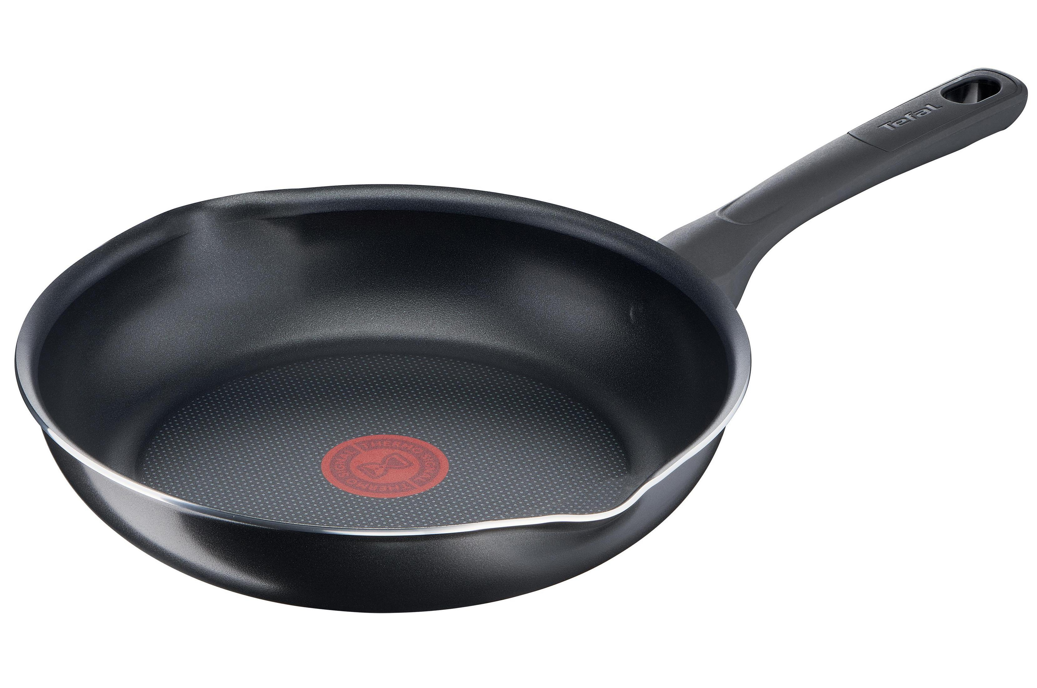 Czarna patelnia Tefal z czerwonym środkiem. Czarny uchwyt. Białe tło.