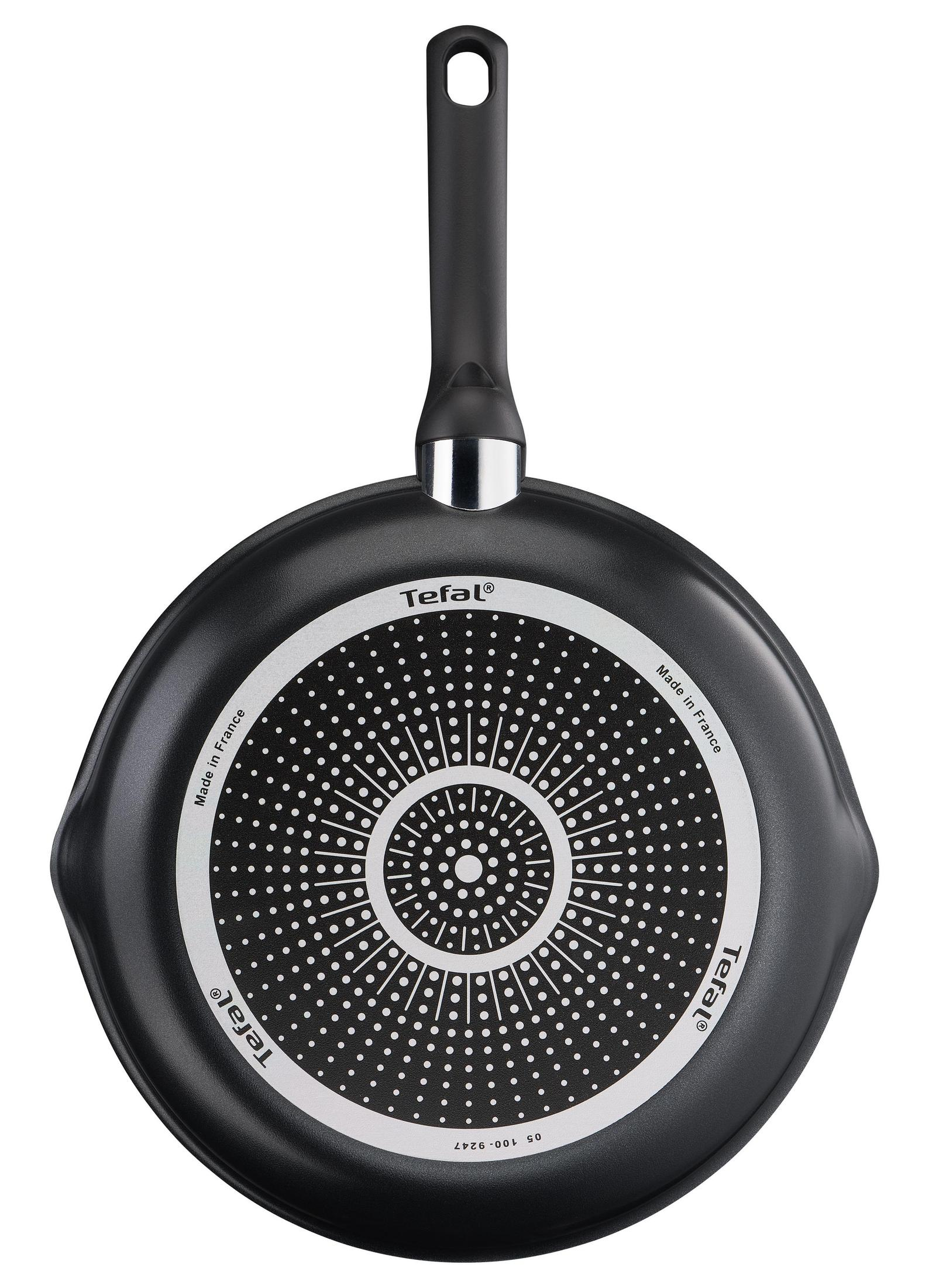 Czarna patelnia z czarnym uchwytem. Spód ma wzór i napis 'Tefal'.