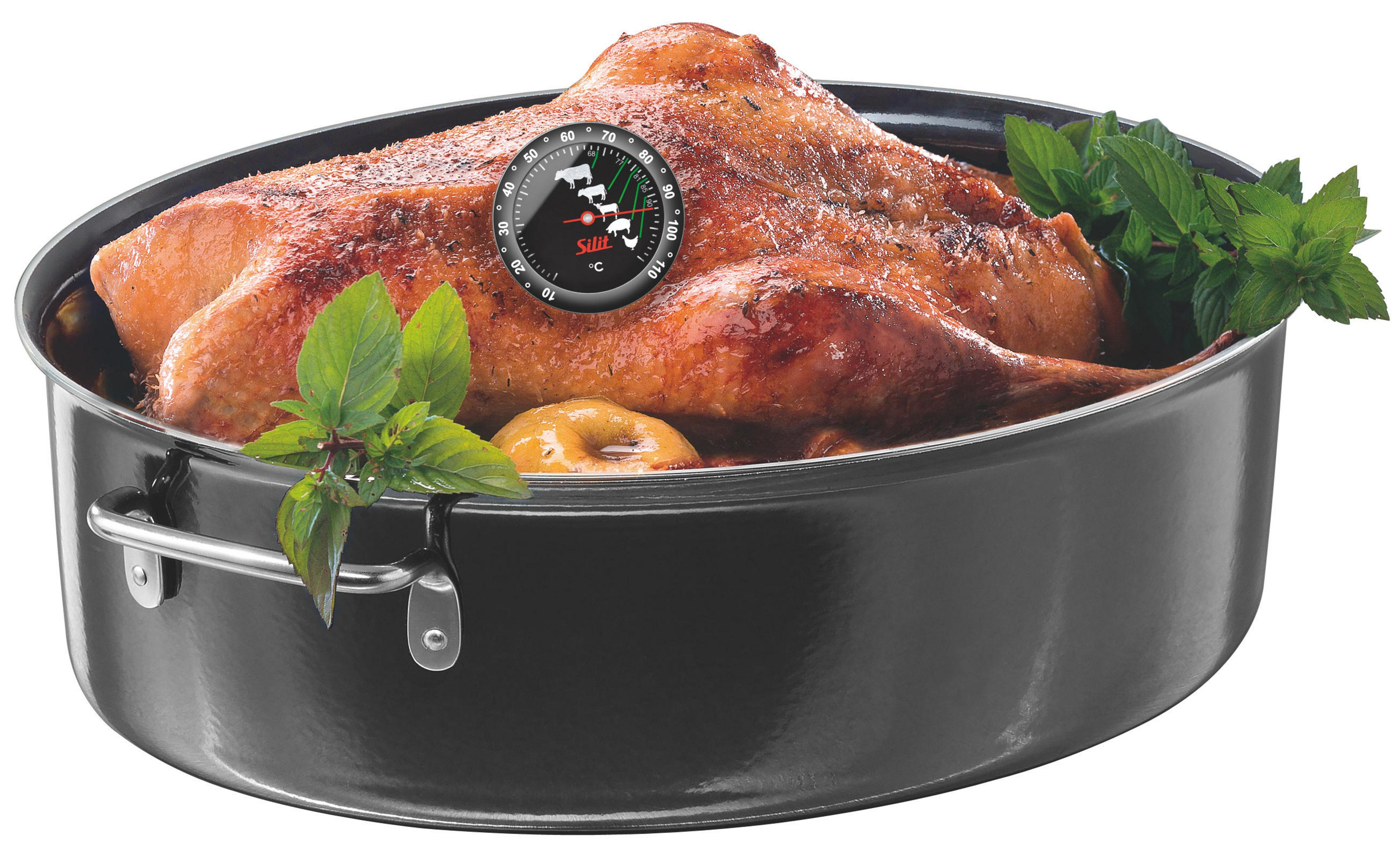 Gebratene Ente in einer schwarzen Bratpfanne mit Thermometer und Kräutern.