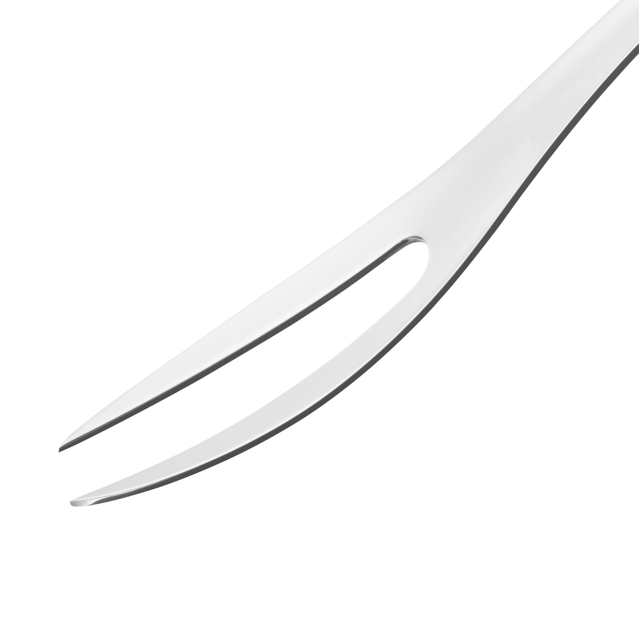 Eine silberne Serviergabel mit zwei Zinken und einem gebogenen Griff. Weißer Hintergrund.