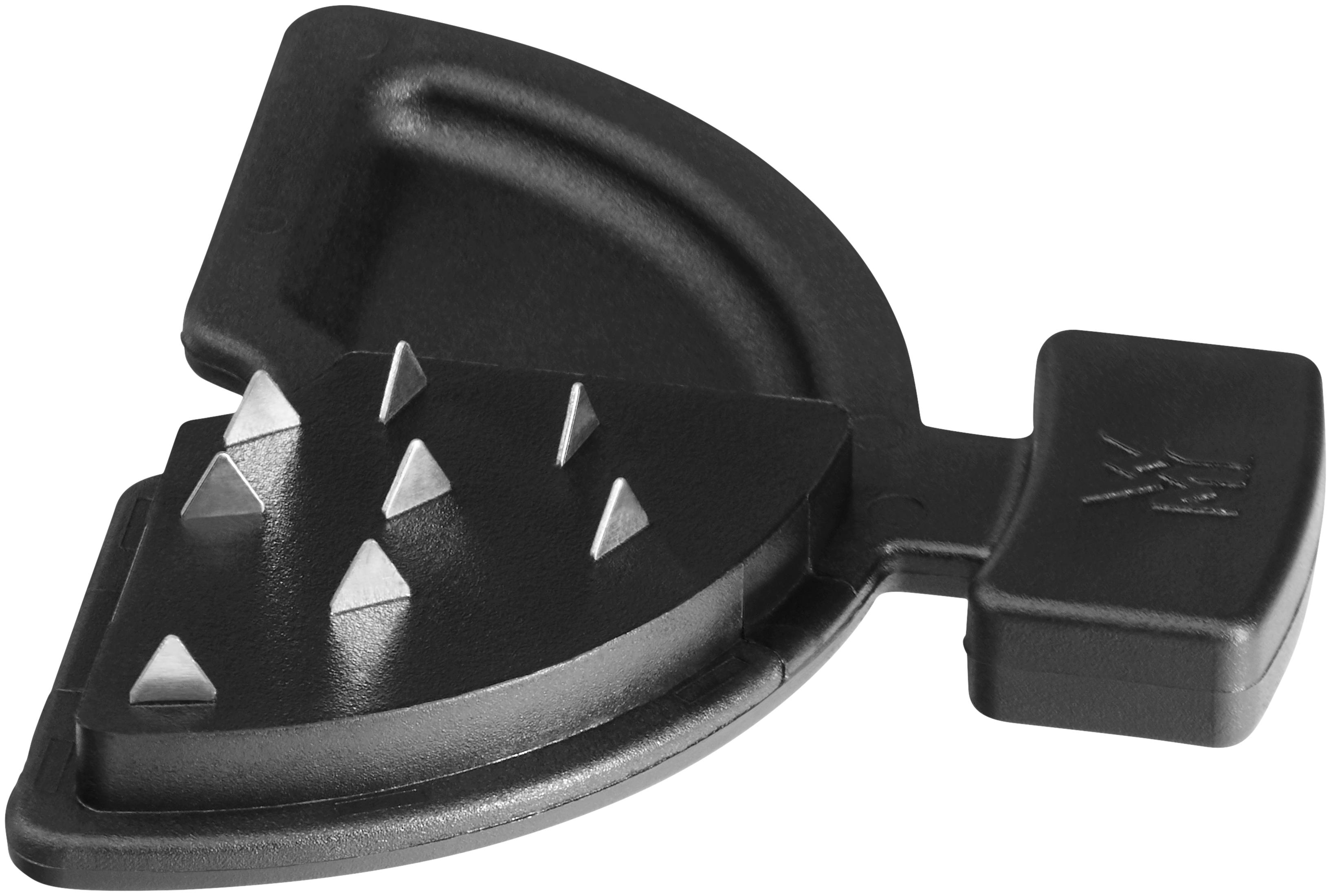 Ein schwarzer Eis-Schuhspanner mit silbernen, dreieckigen Spikes. Es ist offen und einsatzbereit.