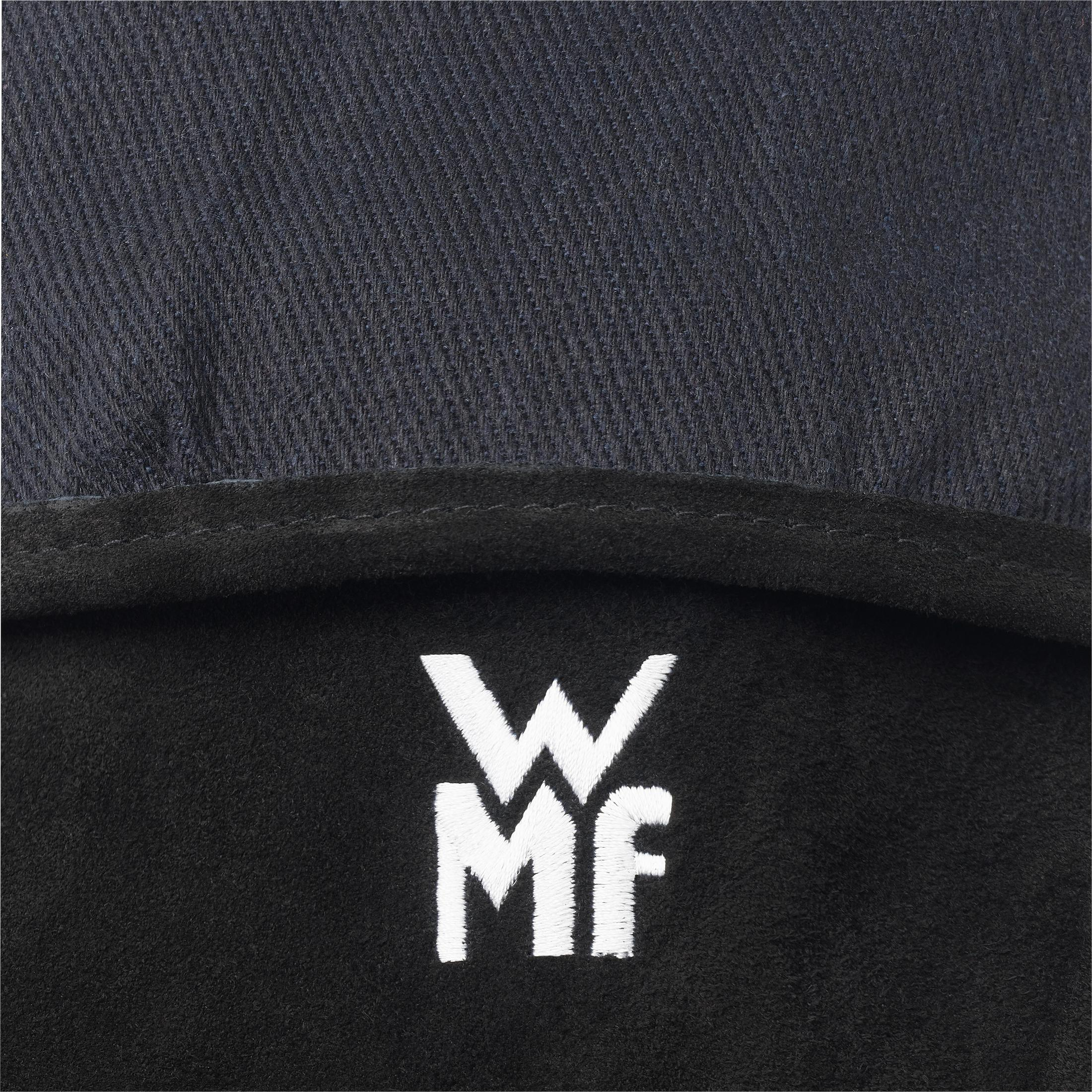 Nahaufnahme eines schwarzen Kochhuts mit weißem WMF-Logo auf der Vorderseite.