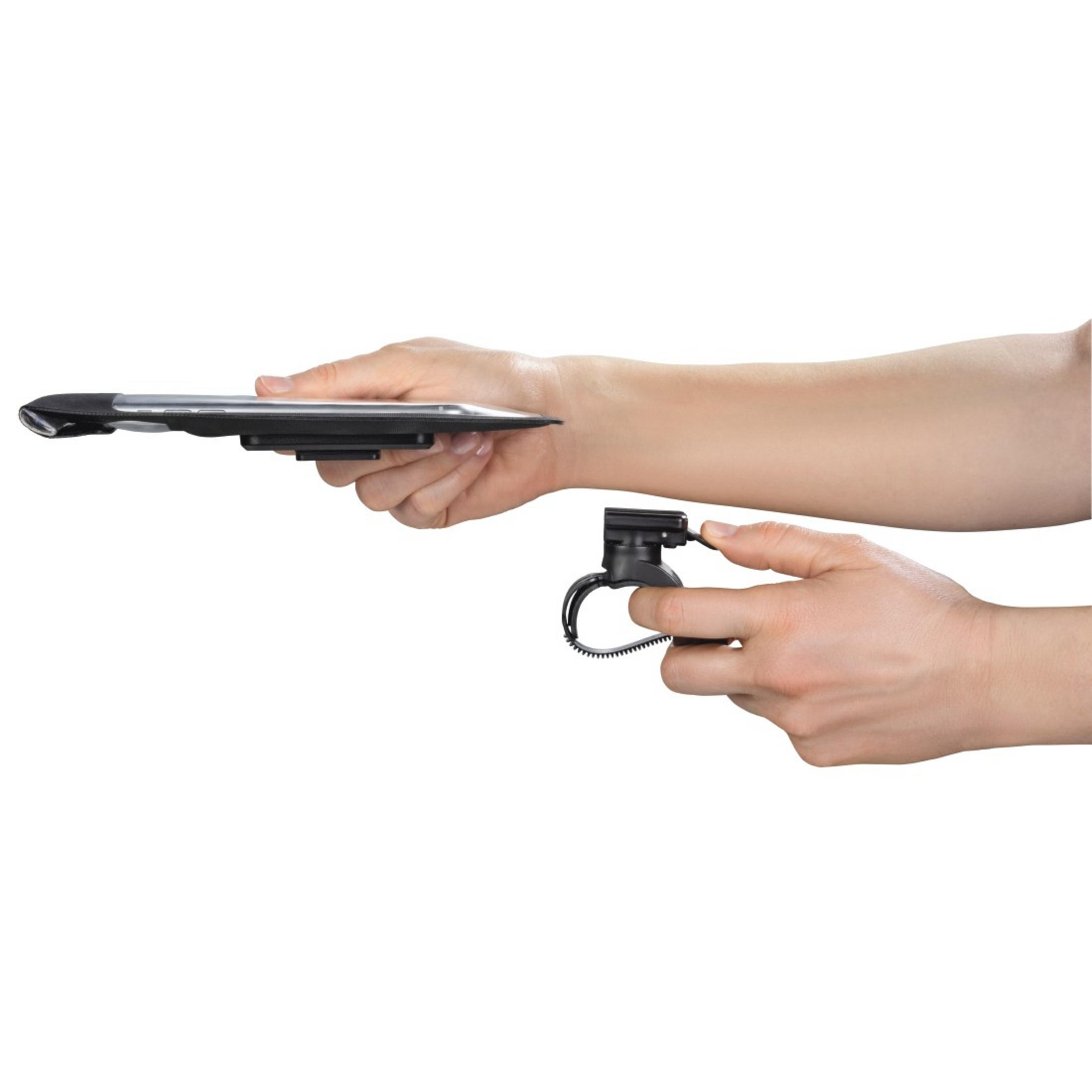 Osoba trzymająca światło rowerowe i mocowanie. Białe tło. Światło jest czarne.