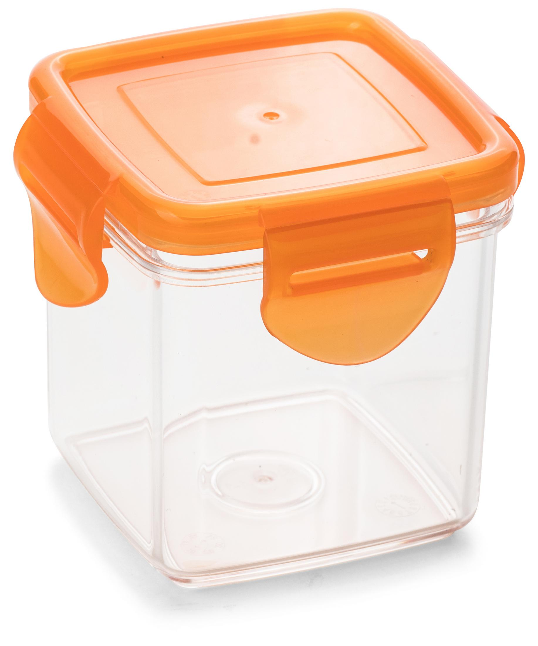 Quadratischer, durchsichtiger Kunststoffbehälter mit orangefarbenem Deckel und Verschluss. Weißer Hintergrund.