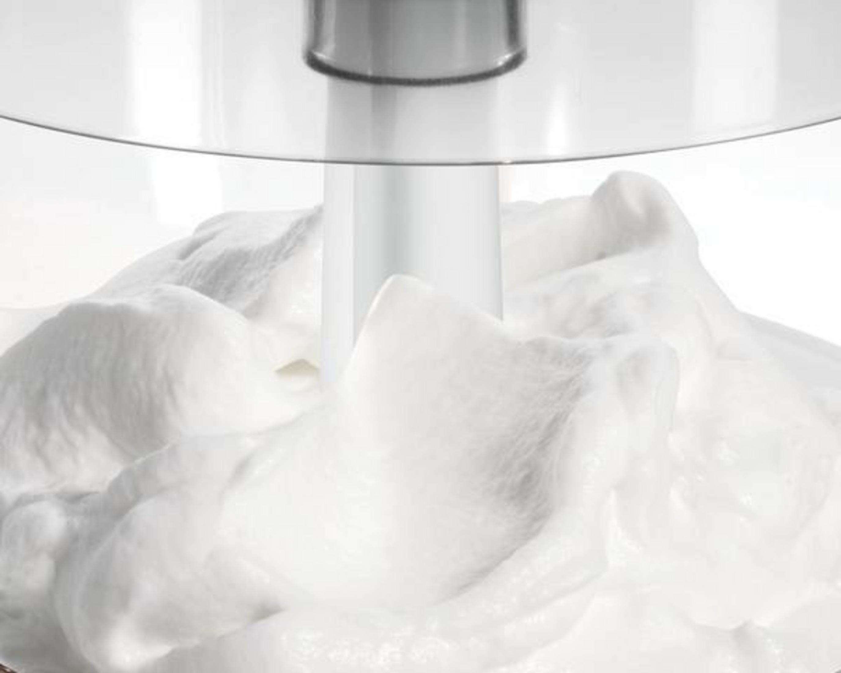 Biała bita śmietana w misce. Widok z bliska.