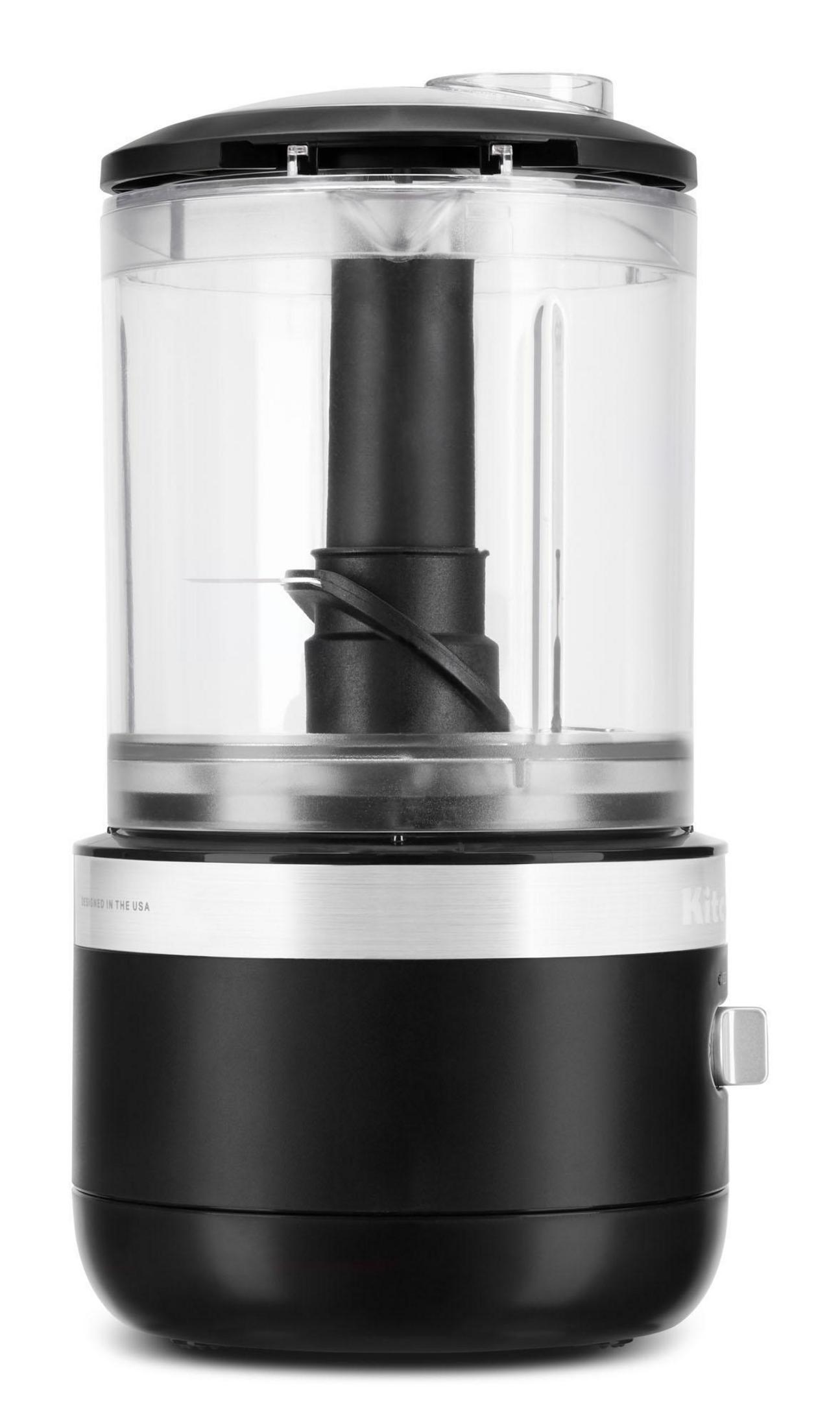 Schwarzer und silberner KitchenAid-Zerkleinerer, transparenter Behälter, Akzente aus Edelstahl.