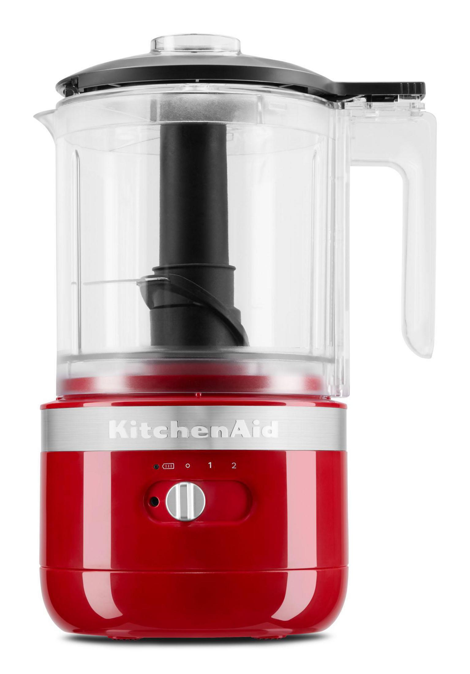 Roter KitchenAid-Foodprozessor mit einer durchsichtigen Schüssel und einem schwarzen Deckel. Hat ein Zifferblatt.