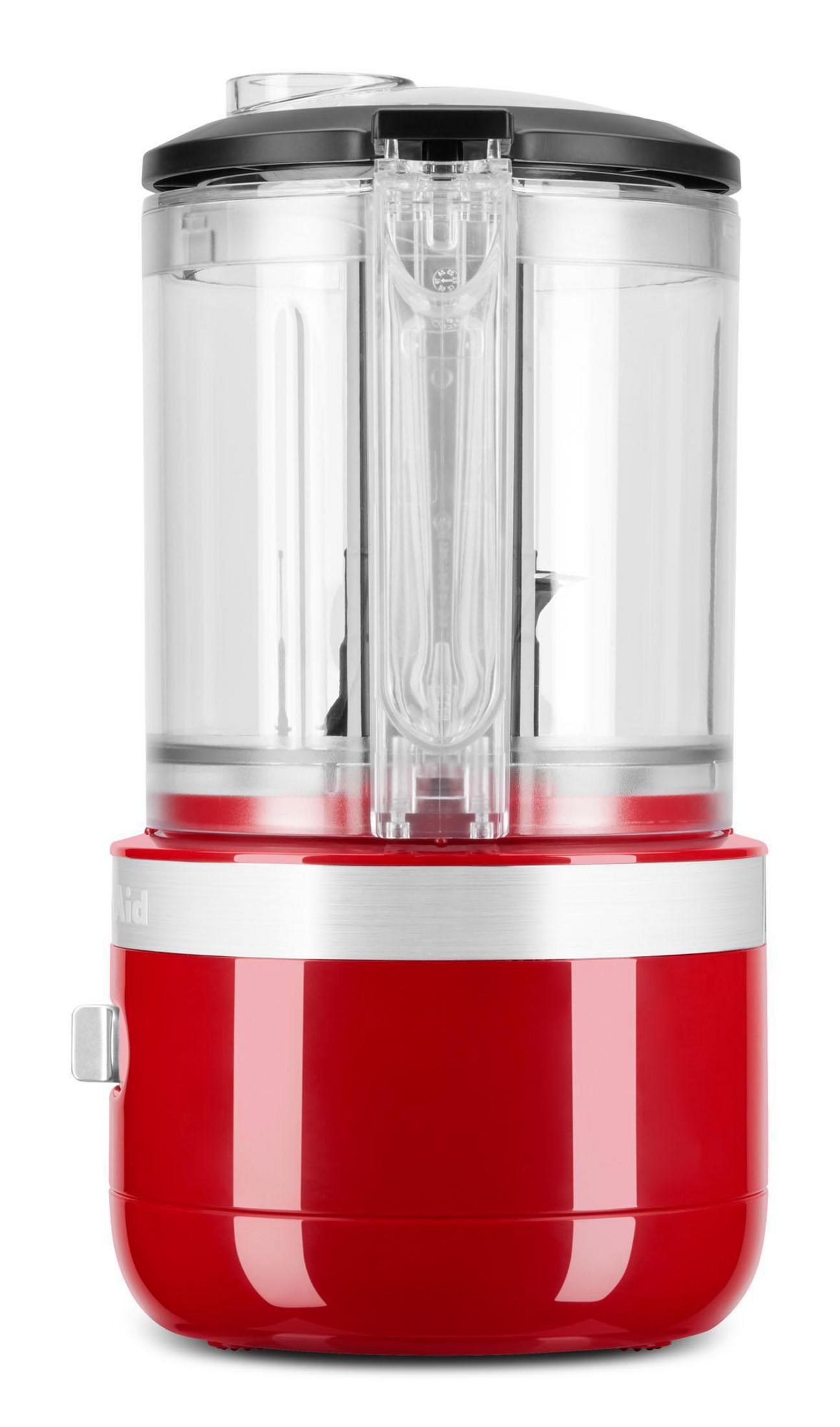 Ein roter KitchenAid-Foodprozessor mit transparentem Behälter und schwarzem Deckel.