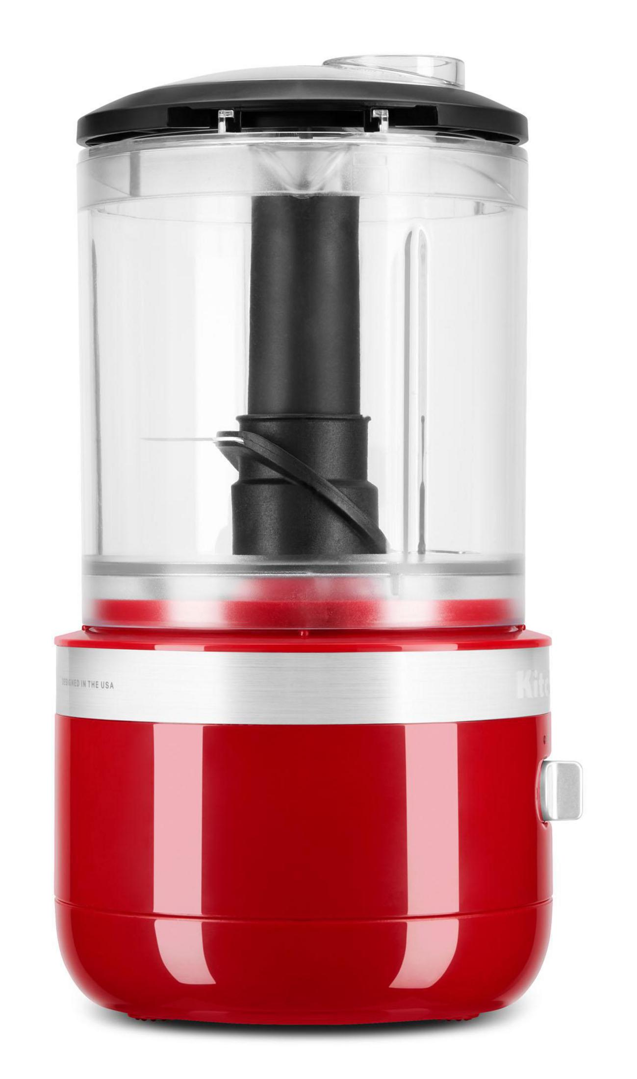 Roter und silberner KitchenAid-Mixer auf weißem Hintergrund. Der Mixer ist eingeschaltet.