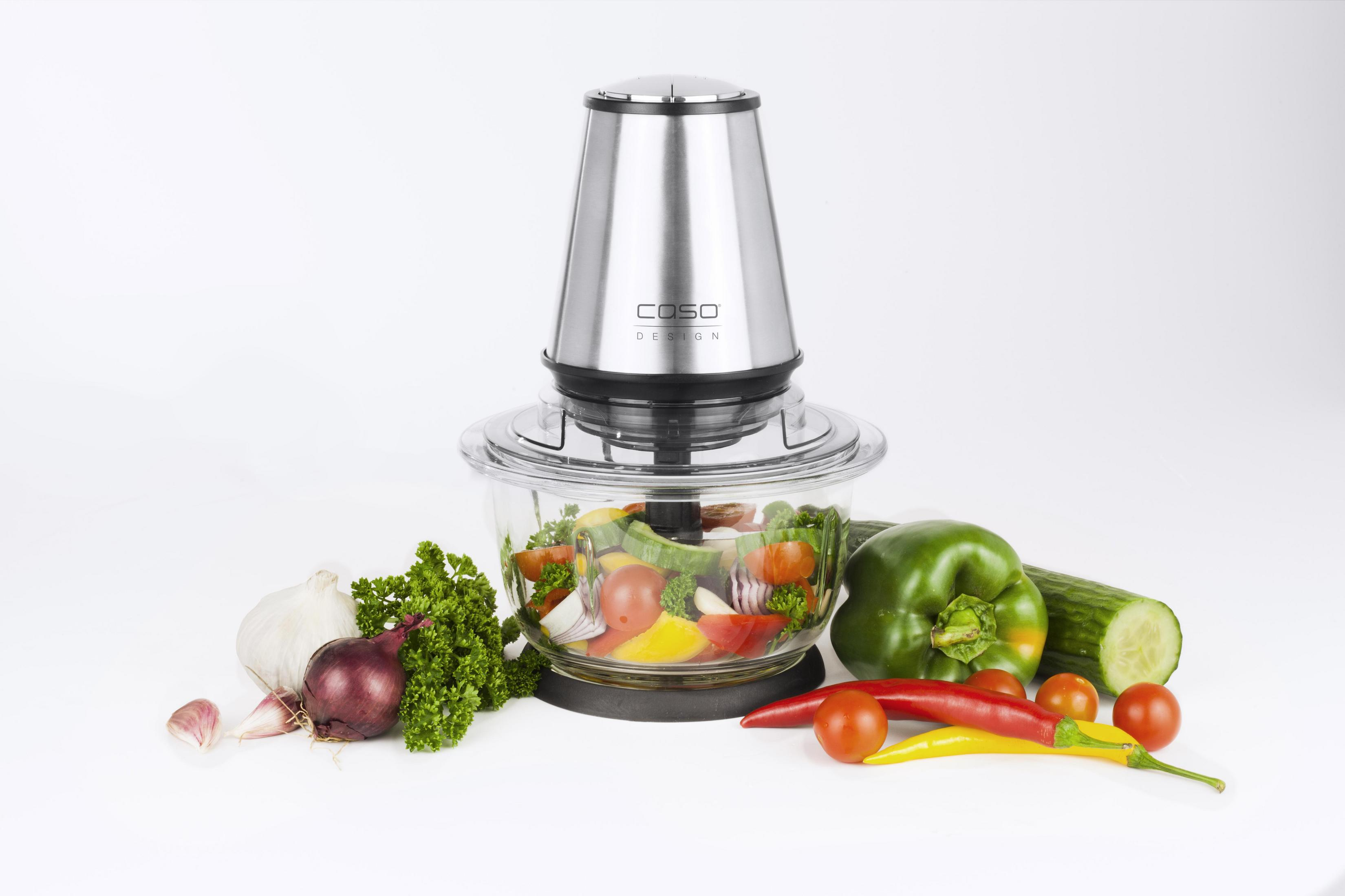 Robot da cucina con verdure: pomodori, peperoni, cetrioli, cipolla, prezzemolo, aglio.
