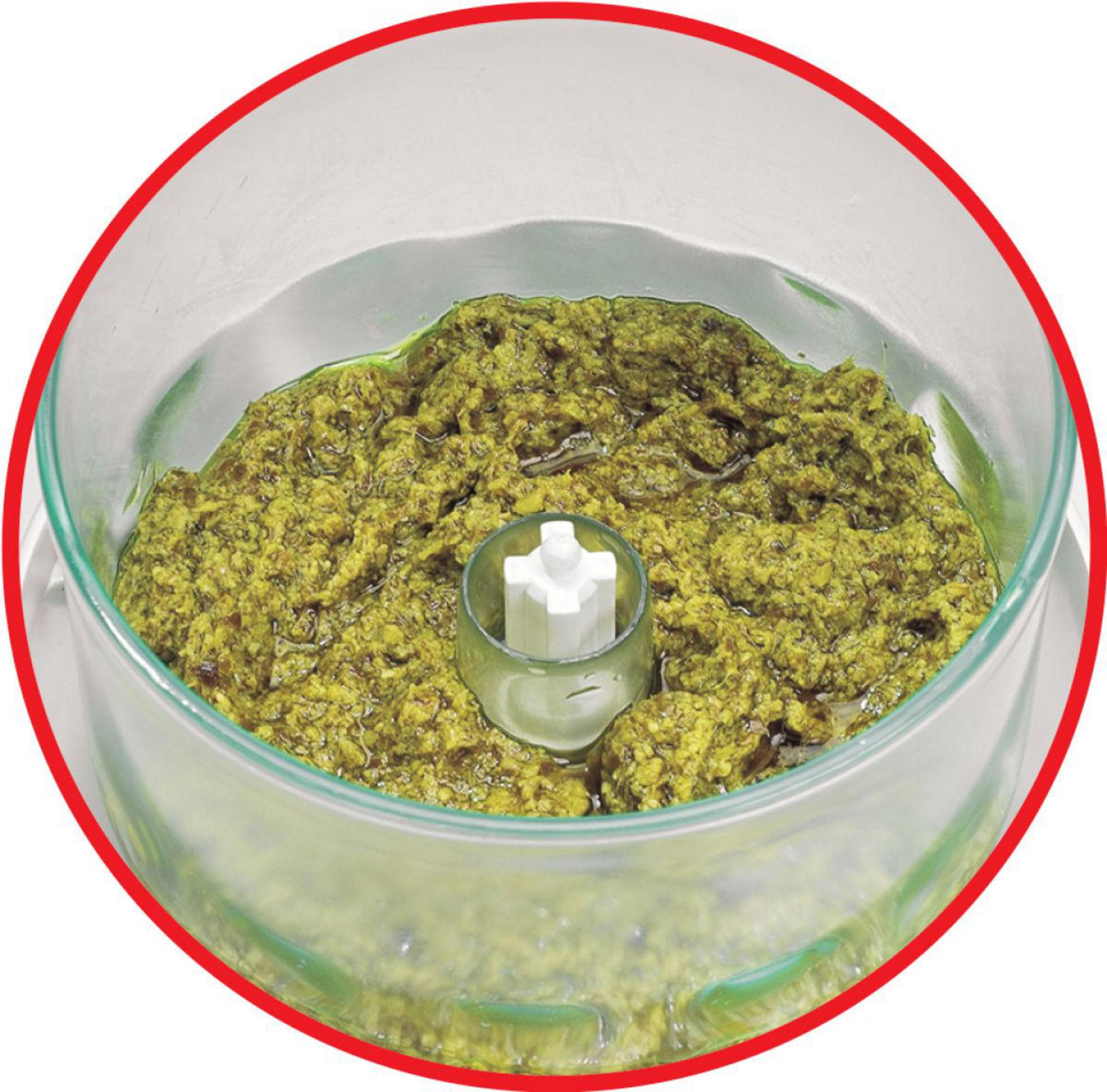 Una ciotola di un robot da cucina con pesto. Cerchio rosso attorno alla ciotola. Sfondo bianco.